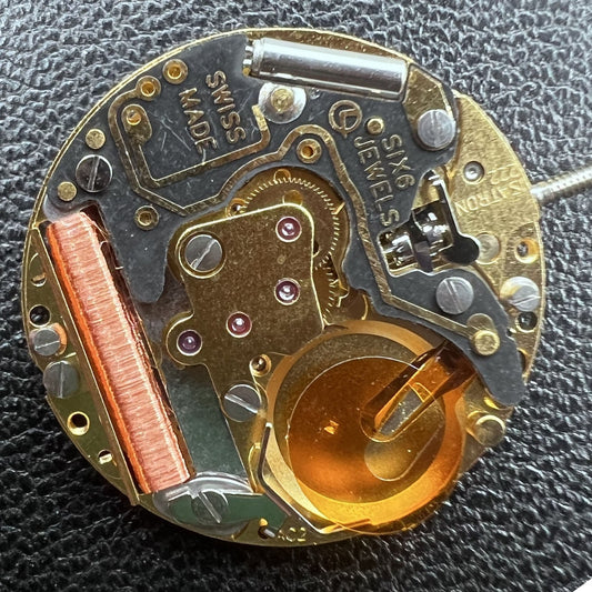 Swiss ISA 222 quartz watch movement with 2 hands, no calendar, ideal for precise timekeeping in watch accessories.
