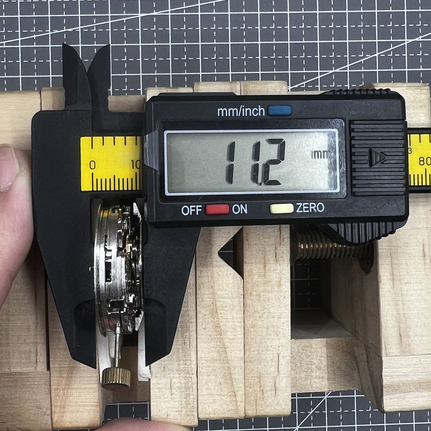 Schwarzes Dandong 7753 7750 Automatisches mechanisches Uhrwerk Kleine Sekunde@9