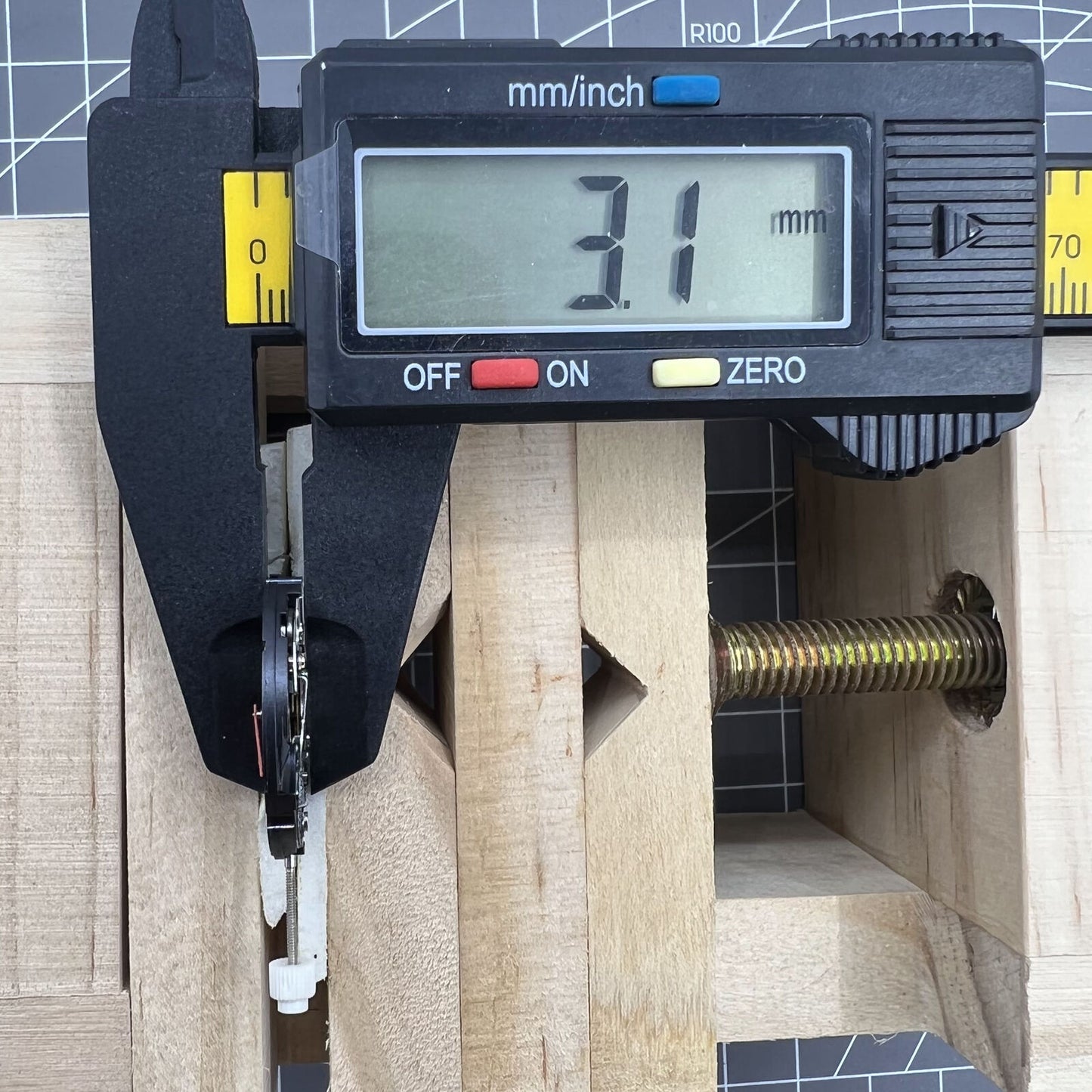 ISA 307 Quarzuhrwerk, Datum bei 6, alter Lagerbestand, original, brandneu