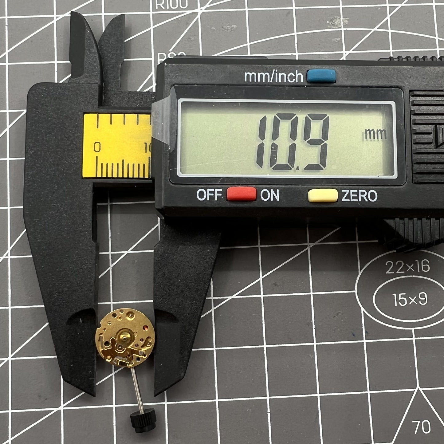 Swiss Made ETA E01.701 quartz watch movement with 2 hands, precise timekeeping by ETA for watch repairs.