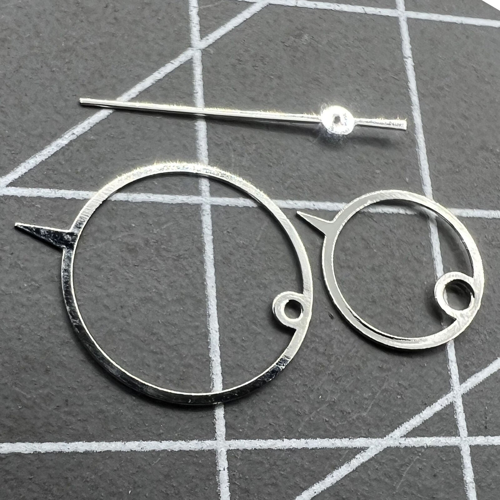 11mm pointed Miyota 2035 watch hands, stylish irregular design for precise timekeeping.