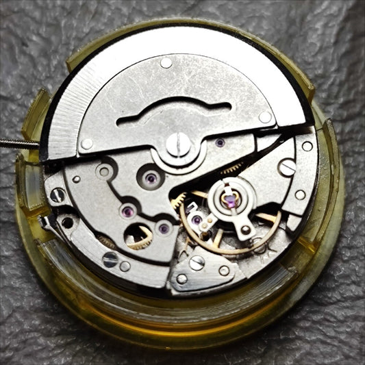 Mingzhu 2813 automatic mechanical watch movement with small seconds at 6, 9, and 12 o?clock positions, precision craftsmanship.