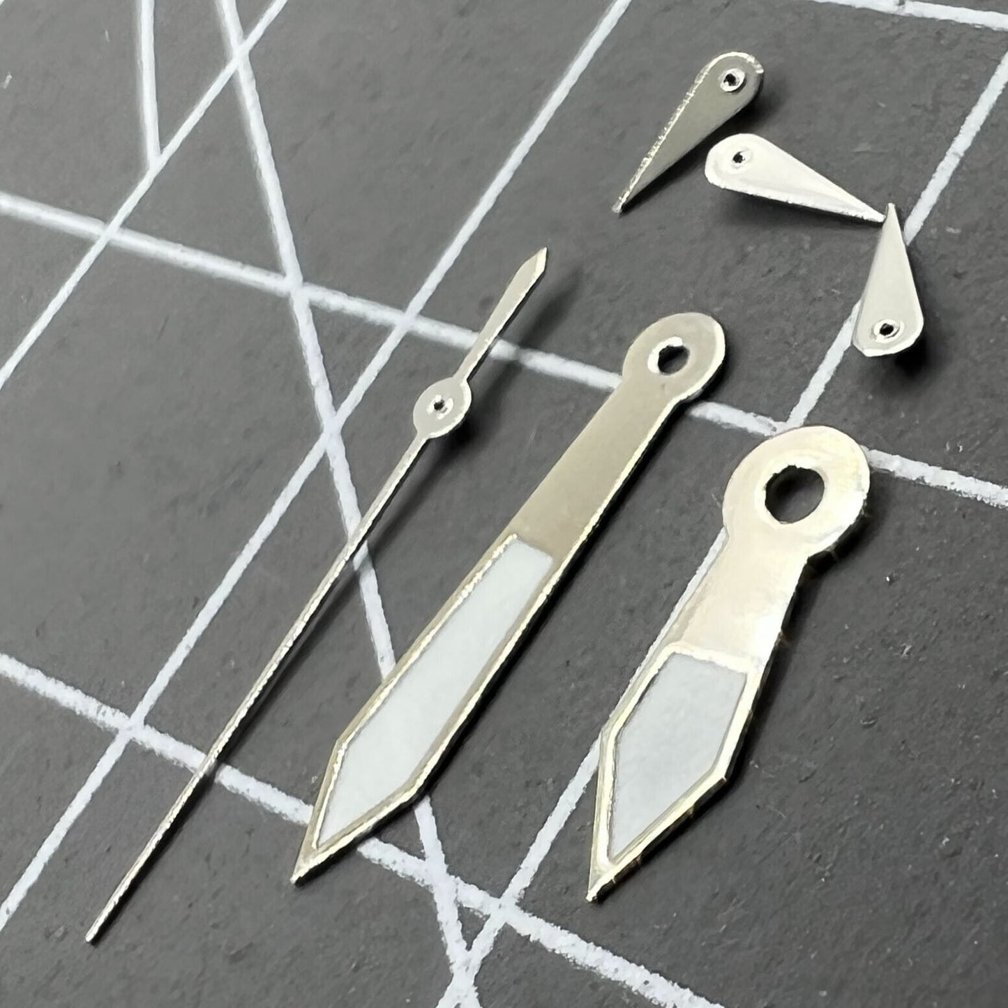 Aiguilles de montre luminescentes vertes 12 x 12 x 8 mm avec garniture argentée pour mouvement Epson VD53, VD54 et VD57