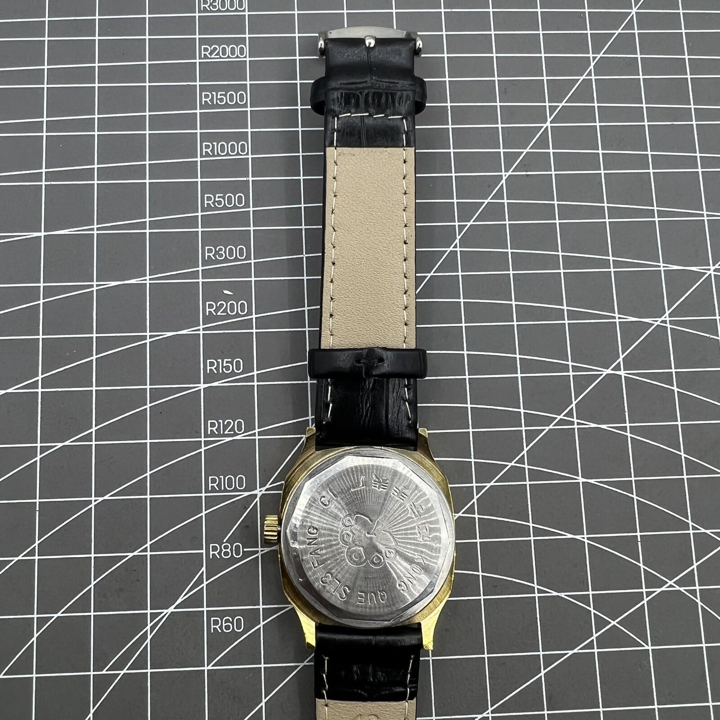 Black Dandong mechanical watch with golden dial, 17 jewels, and single calendar for elegant timekeeping.