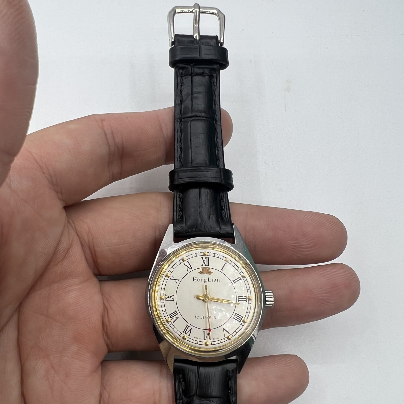 HONGLIAN 32mm manual mechanical watch with 17 jewels, Roman numeral dial, ideal for watch enthusiasts.