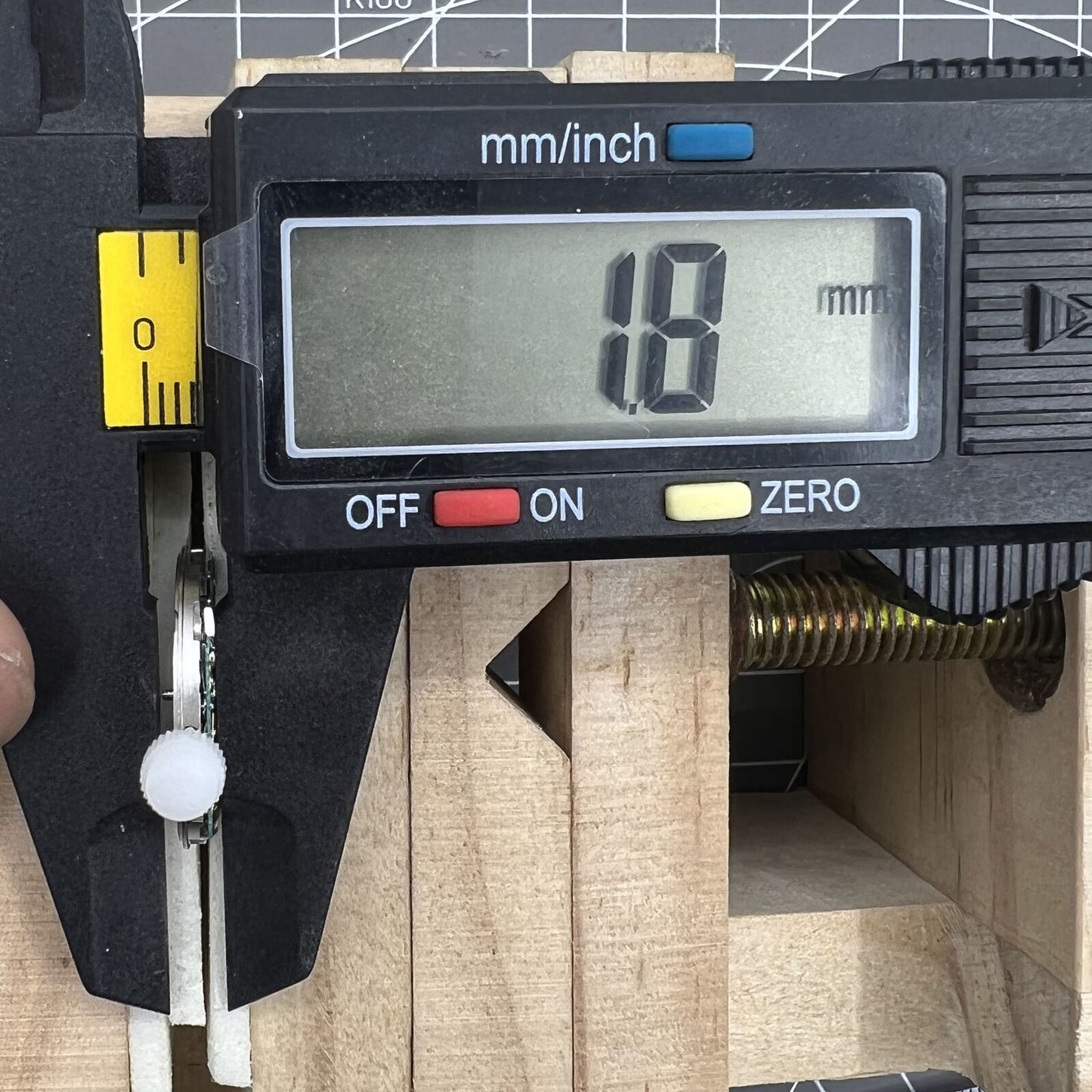 ETA956.414 Date at 3 quartz watch movement by ETA, reliable replacement part for precise timekeeping accessories.