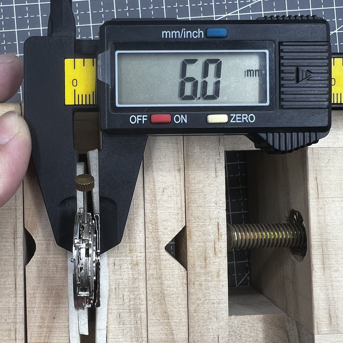 China 8205 Automatic Mechanical Movement Small Second At 3/9