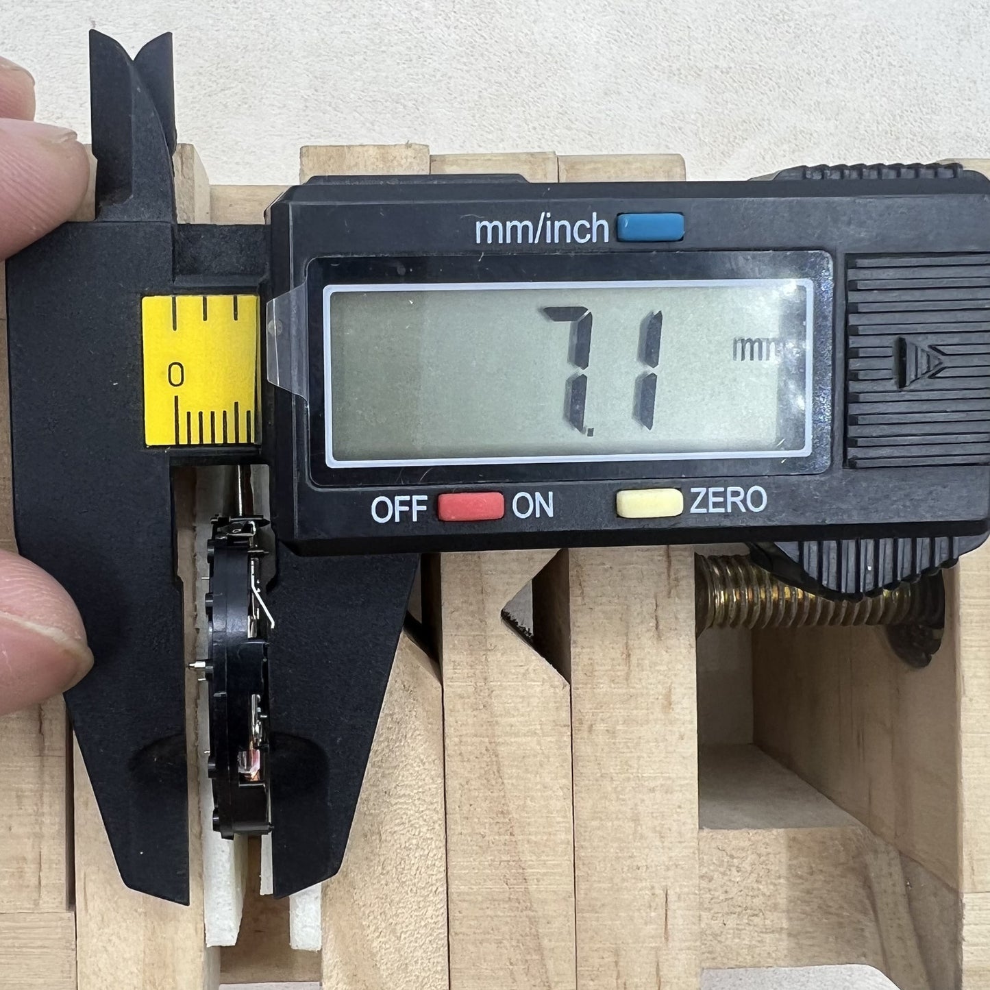 Japan Hattori Epson VD53 Uhr Quarzwerk Schwarze Scheibe HCP3
