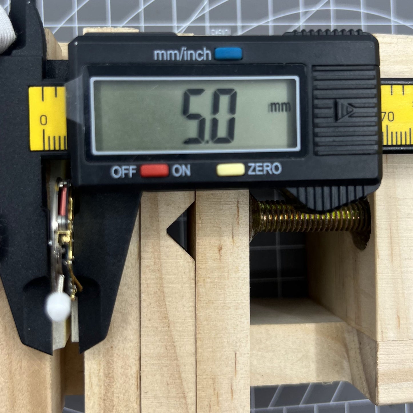 ISA 8171 Goldenes Quarzwerk Datum bei 4 Multifunktionswerk