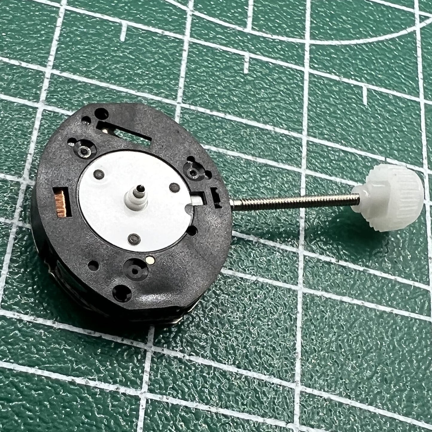 Sunon PE11 quartz watch movement with 3 hands, reliable timekeeping for watch repairs and assembly.