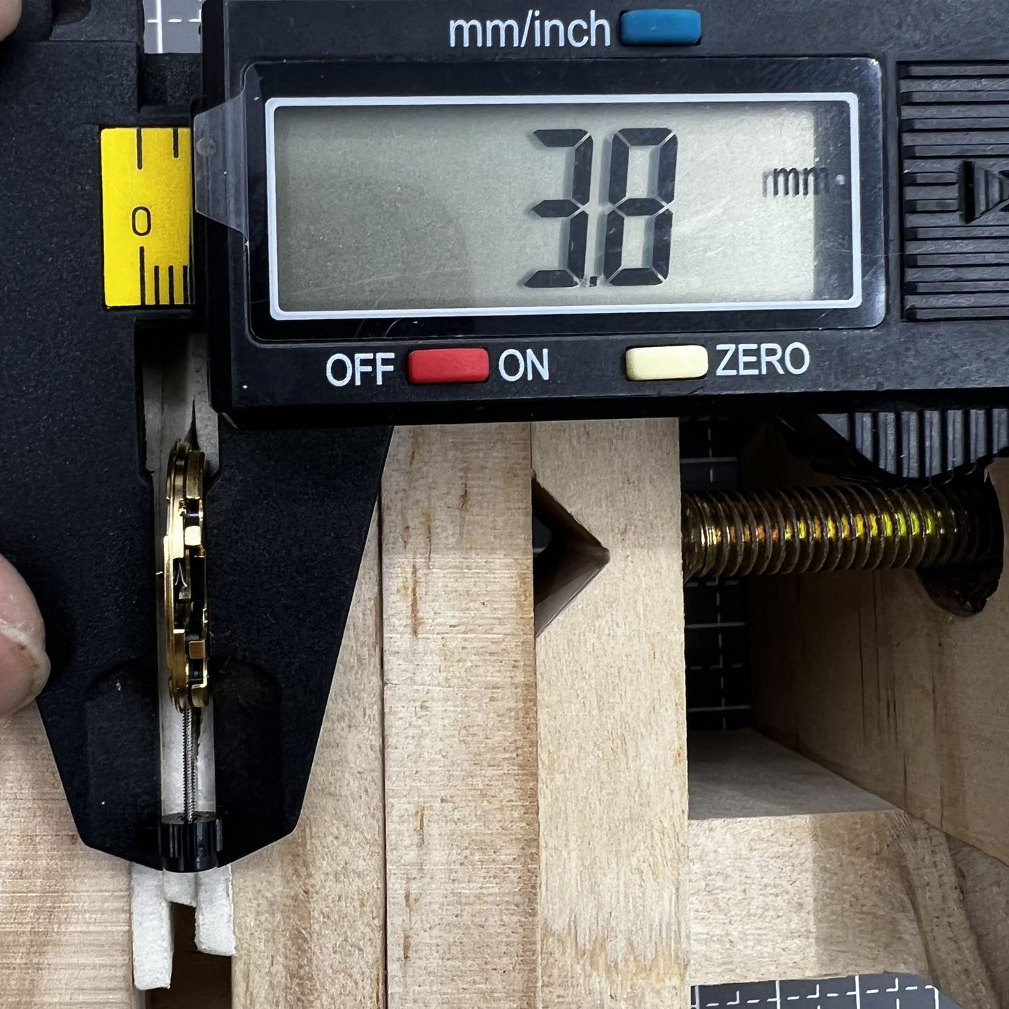 ETA F04.111 Schweizer Quarzuhrenwerk mit 3 Zeigern und Datumsanzeige Schweizer Uhrwerk ETA F04.111 Quarz mit 3 Zeigern und Datumsfunktion ETA F04.111 Uhrwerk Quarz 3 Zeiger Datum Schweizer Werk