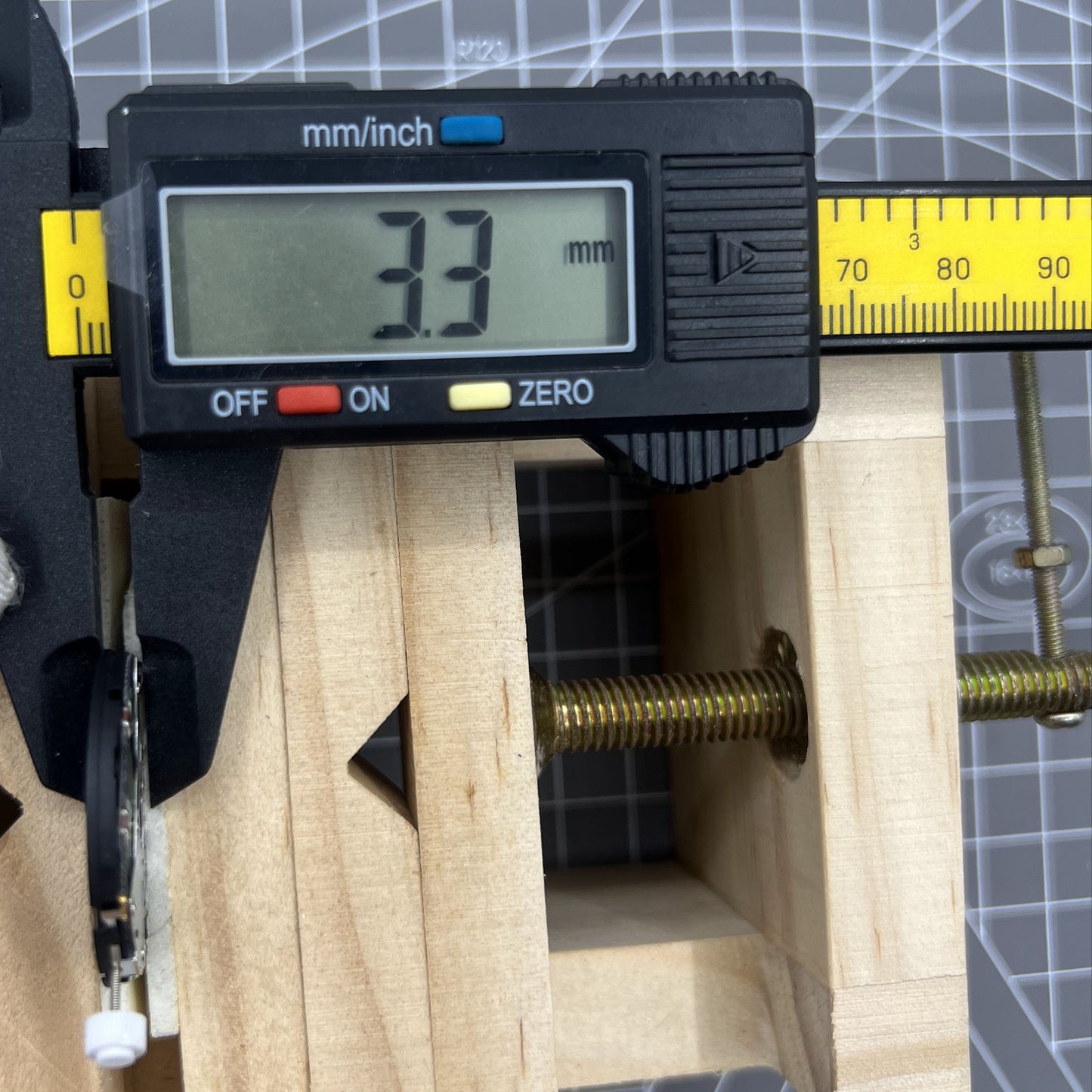 ISA K63 Quarz Uhrwerk mit 3 Zeigern Doppelbatterien Swiss Made