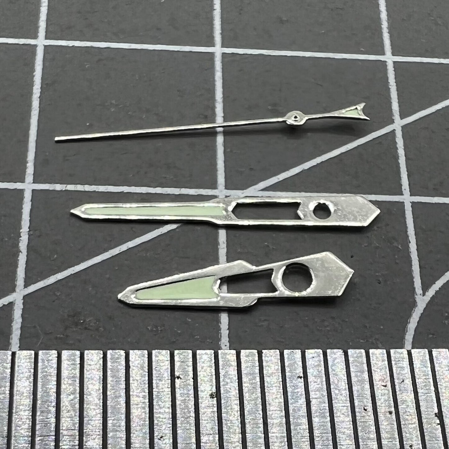 13 mm Uhrzeiger mit silberner Zierleiste, hohl, grün, Leuchtmasse für mechanisches Uhrwerk NH35 NH36
