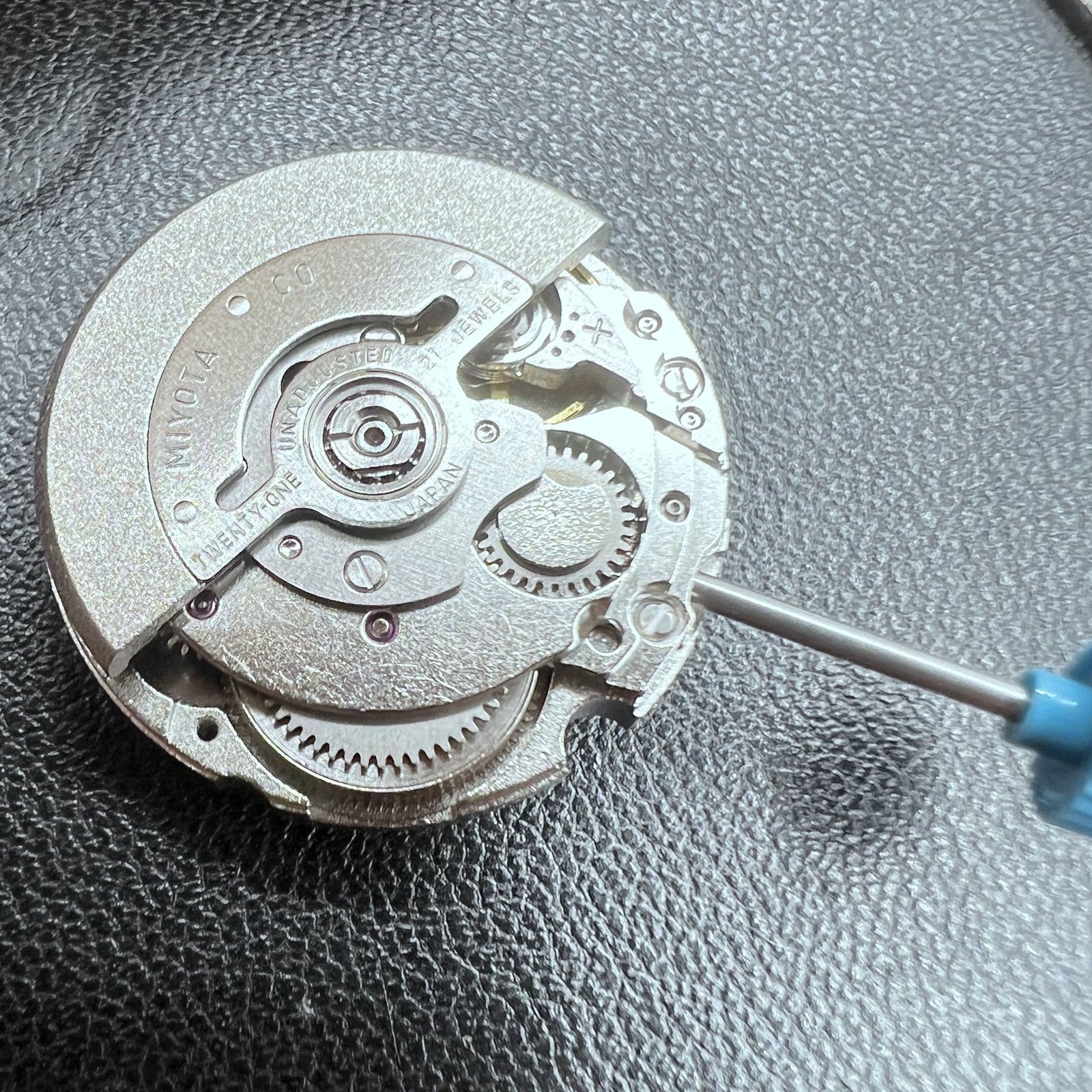 Japan Miyota 6T15 automatic watch movement with single calendar, precise mechanical timekeeping by Miyota.