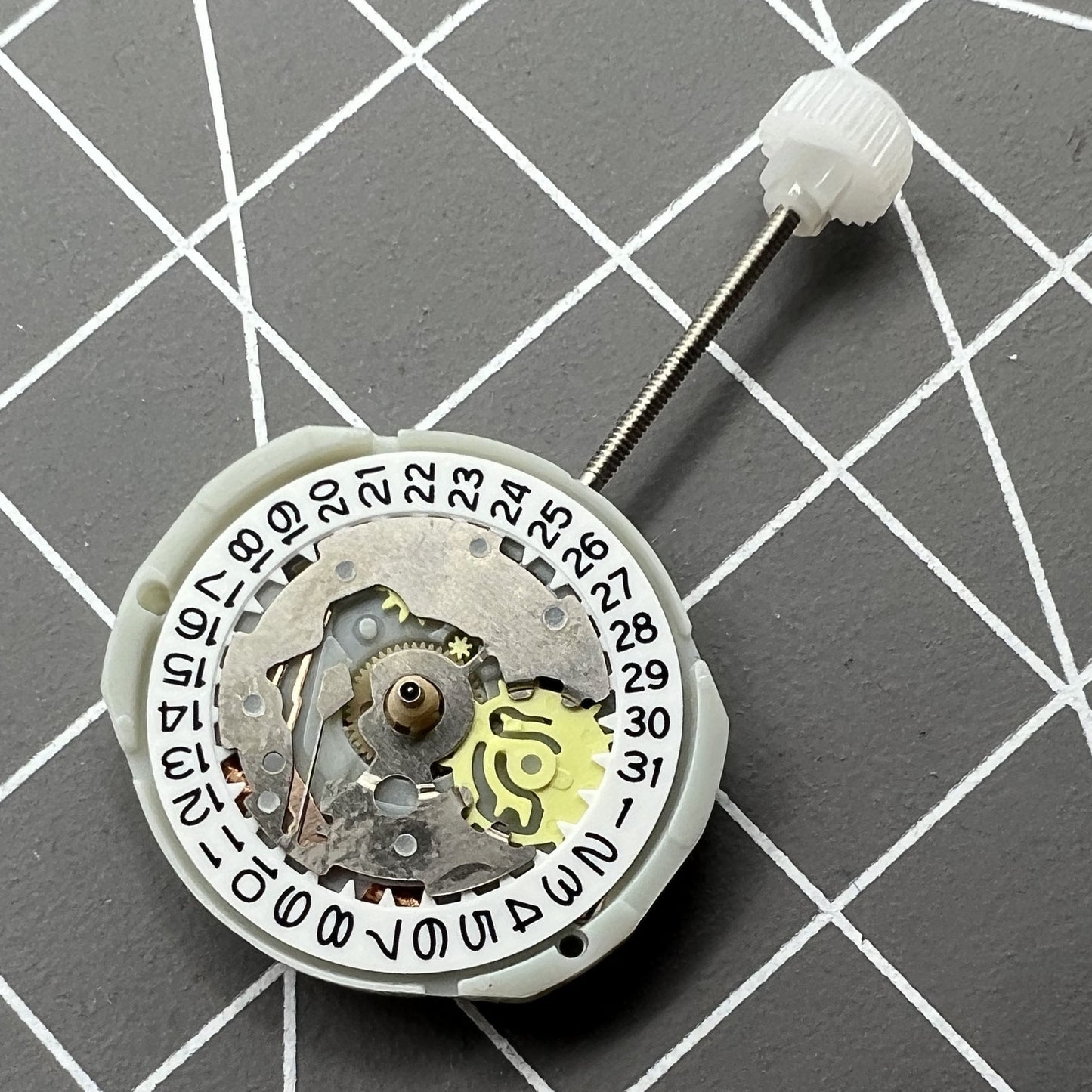 Sunon PE25 quartz watch movement with 3 hands and date at 3 o'clock, ideal replacement part