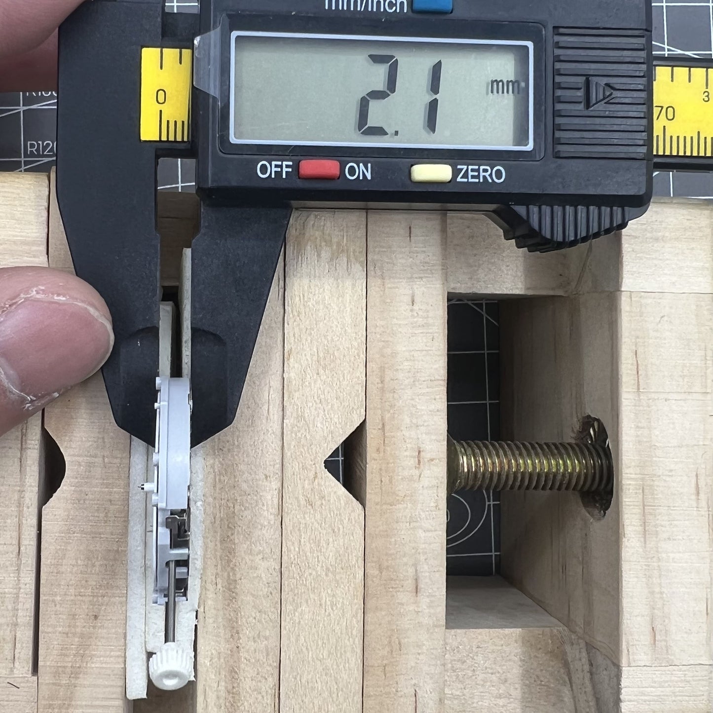 Sunon PE70 3 Hands Quartz Movement Date at 3 With Small Second @3@6@9 Movement