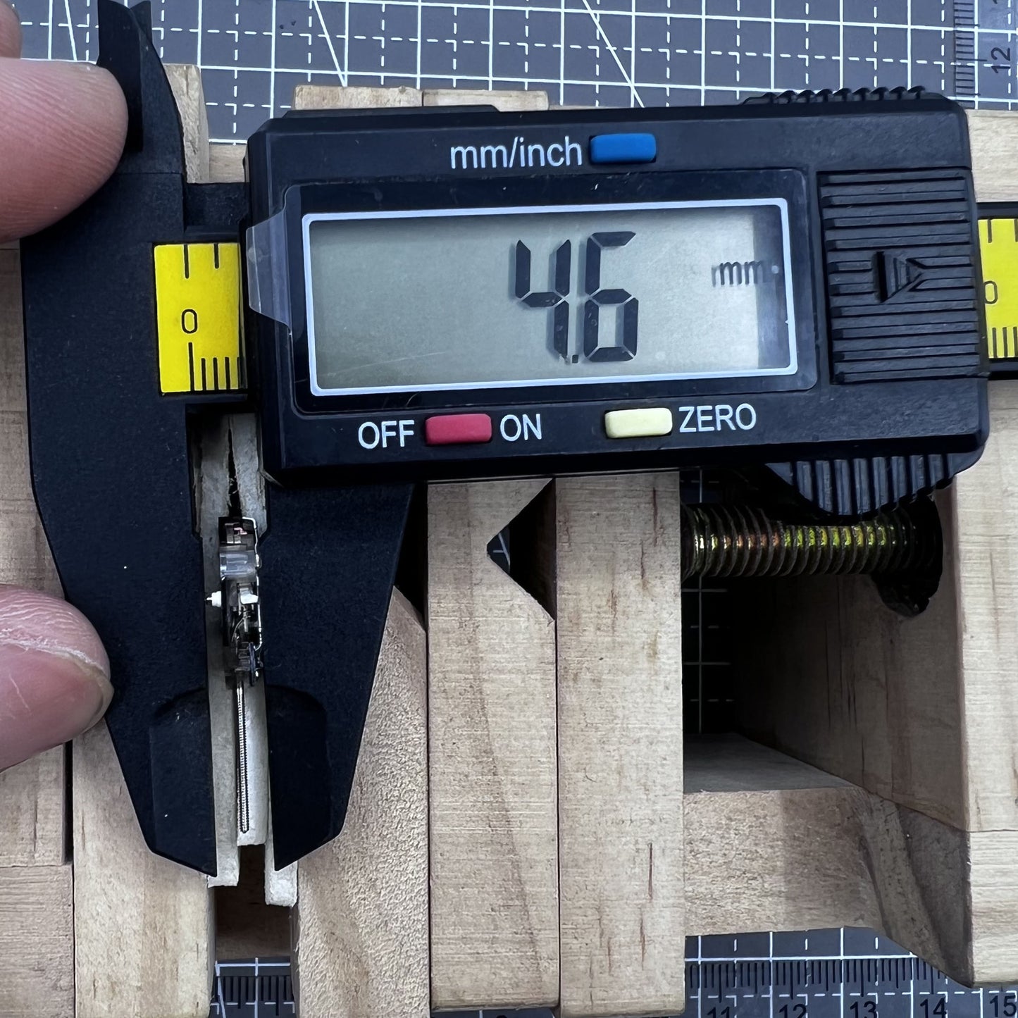 Set of 2 Z618 quartz watch hands for precise timepiece repair and accurate movement.