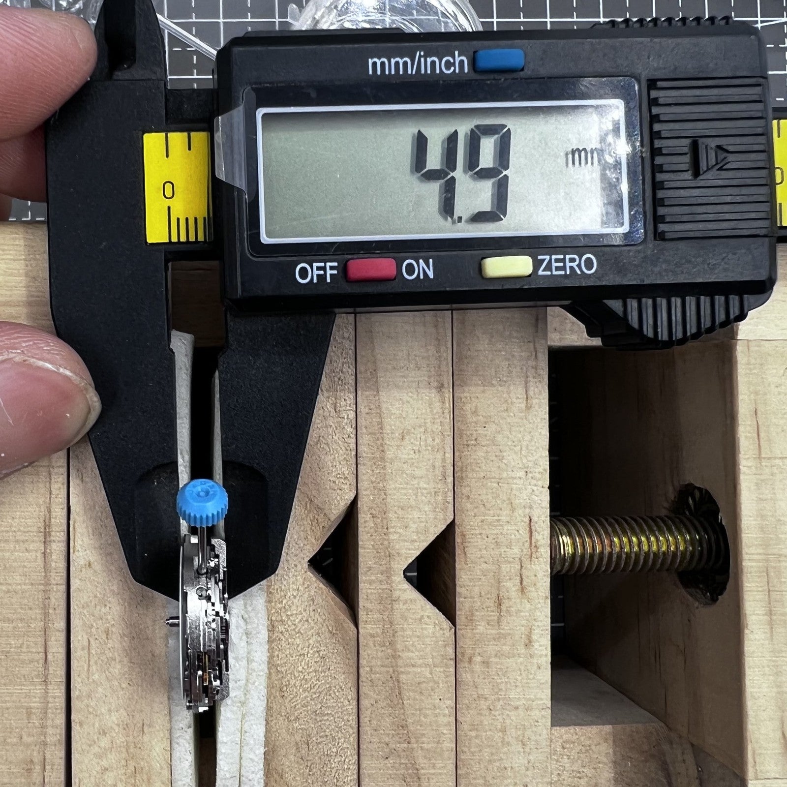 Japan Miyota 6T15 automatic watch movement with single calendar, precise mechanical timekeeping by Miyota brand.