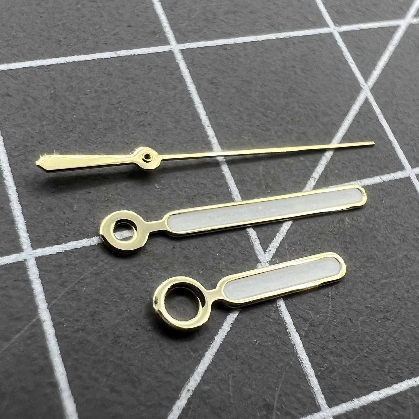Aiguilles de montre luminescentes vertes peintes en blanc avec garniture dorée de 12,5 mm pour NH35 NH36 7S26 7S36