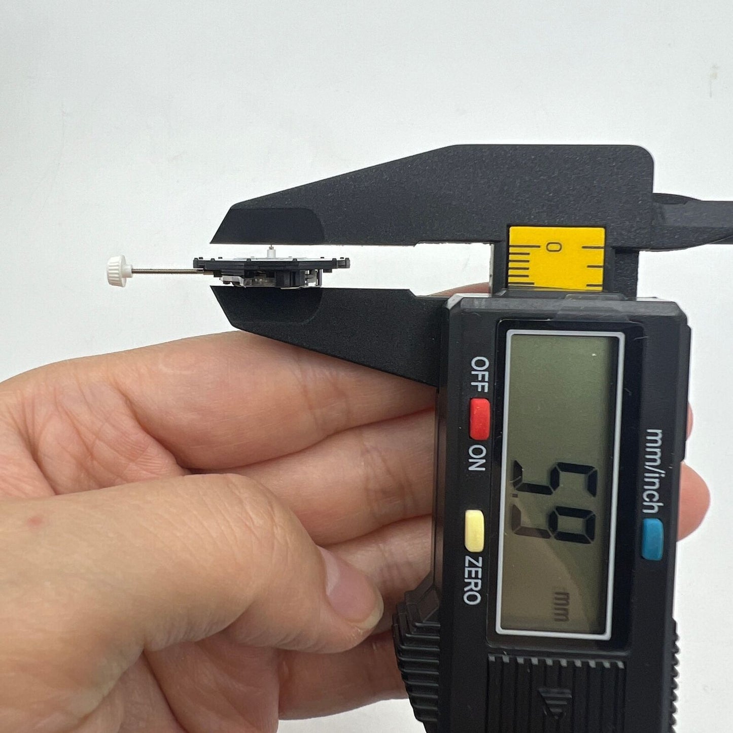 LG32 quartz watch movement with date window at 3 o?clock, perfect for watch repairs and replacements.