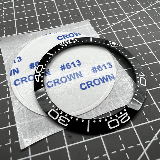 Slope Green Lume ceramic bezel for Seamaster 300, enhancing durability and luminous visibility.