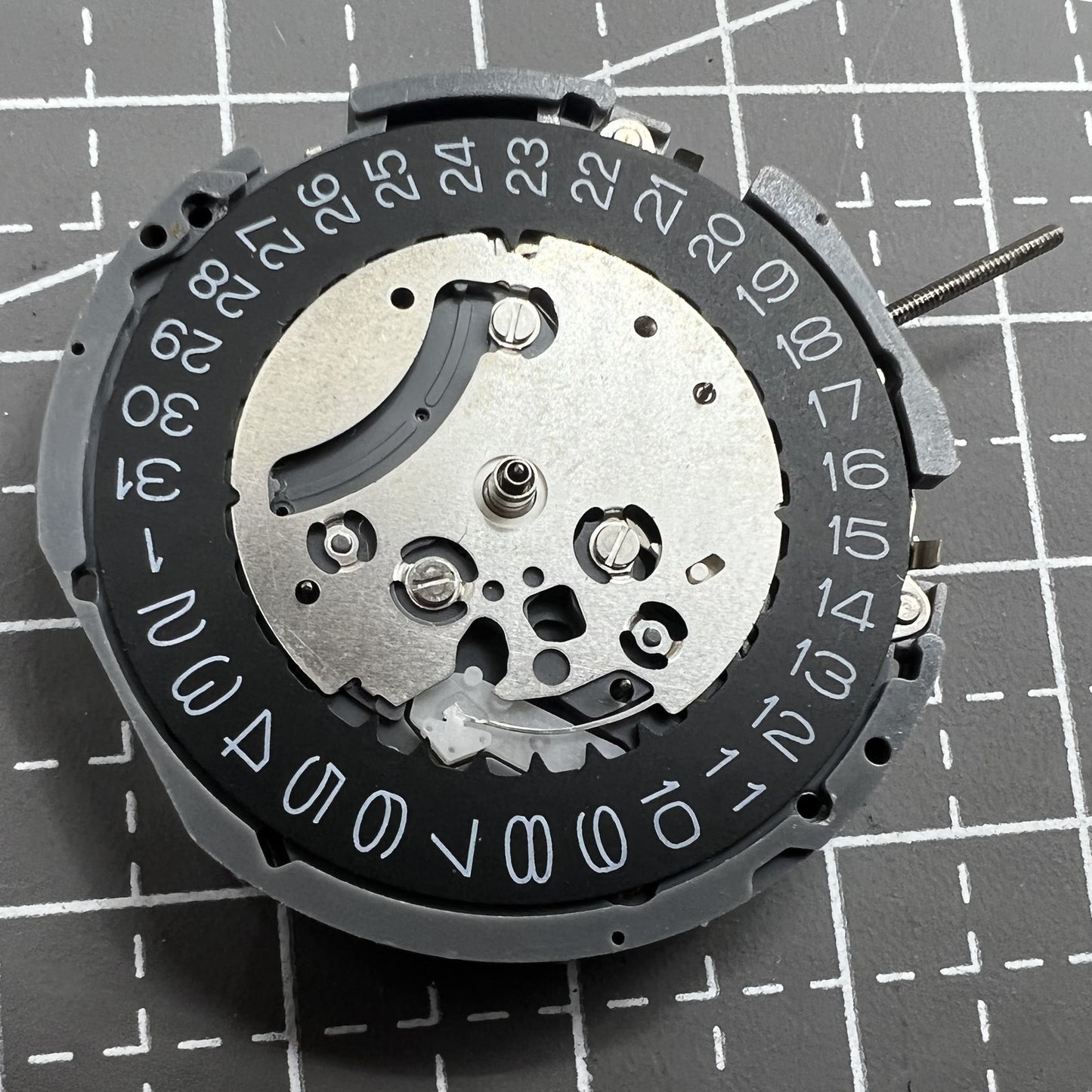 Schwarzes Zifferblatt mit Seiko VK63 Quarz Uhrwerk, hochwertige japanische Pr�zision f�r Uhrzubeh�r.