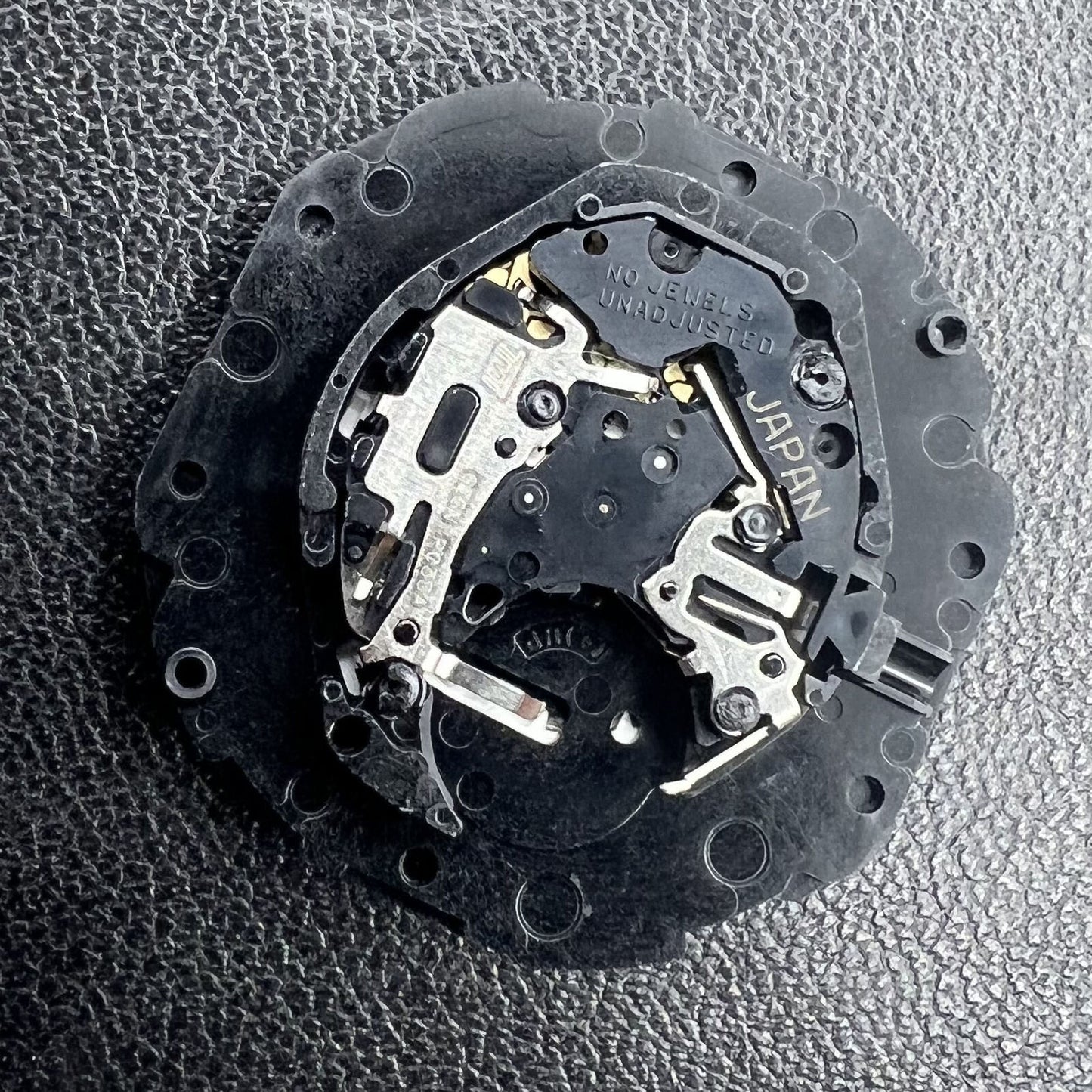 Epson PC33 watch movement with double calendar, date at 3 o'clock, for Japanese timepieces.