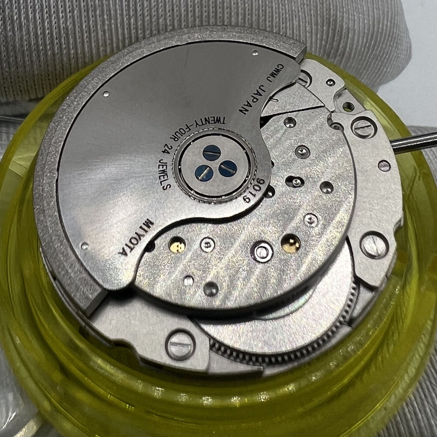 Miyota Citizen 9019 automatic watch movement showcasing date display at 3 o'clock, Japan precision craftsmanship.