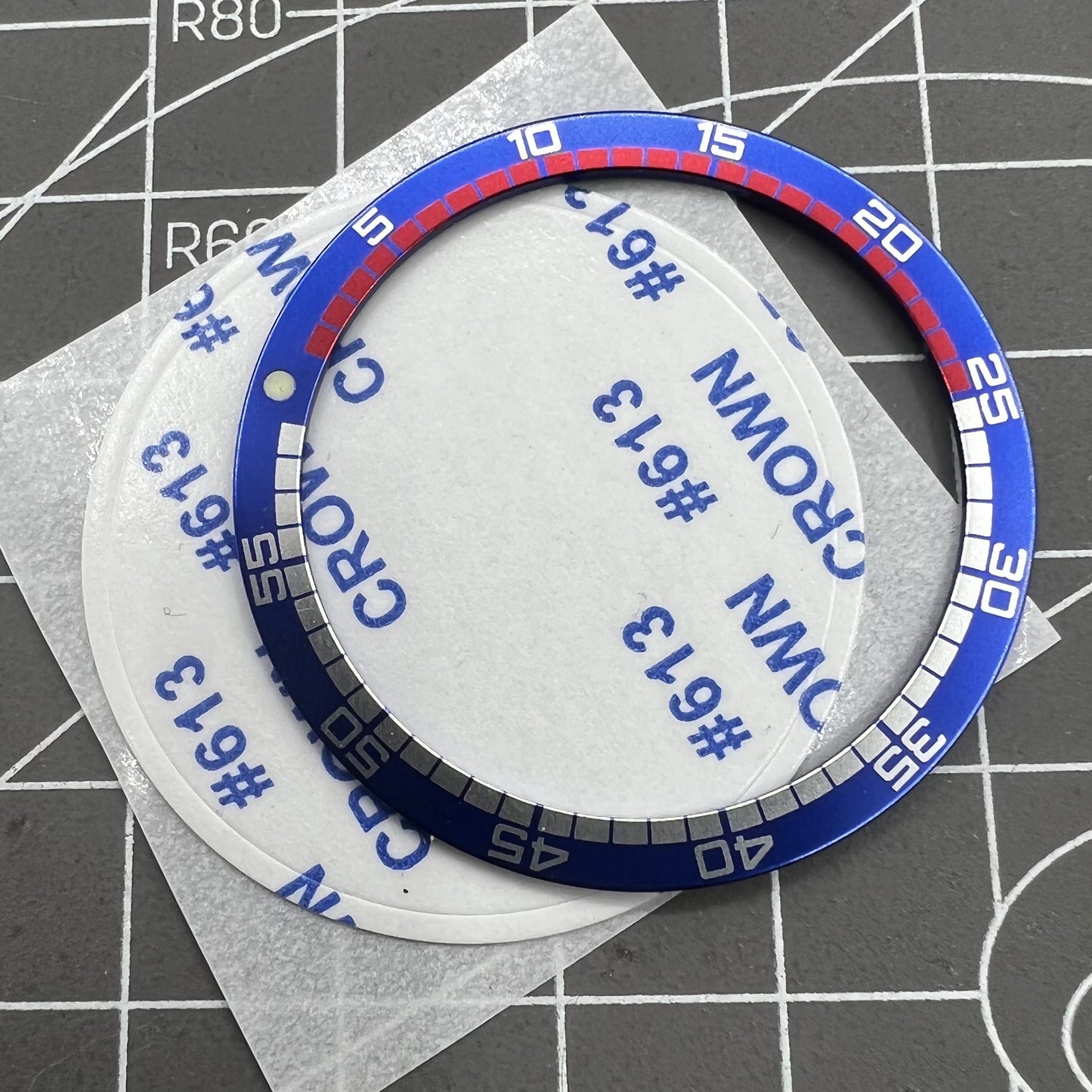 38 mm/31,5 mm blaue flache Rennsport-Uhrenlünette aus Aluminium SKX007