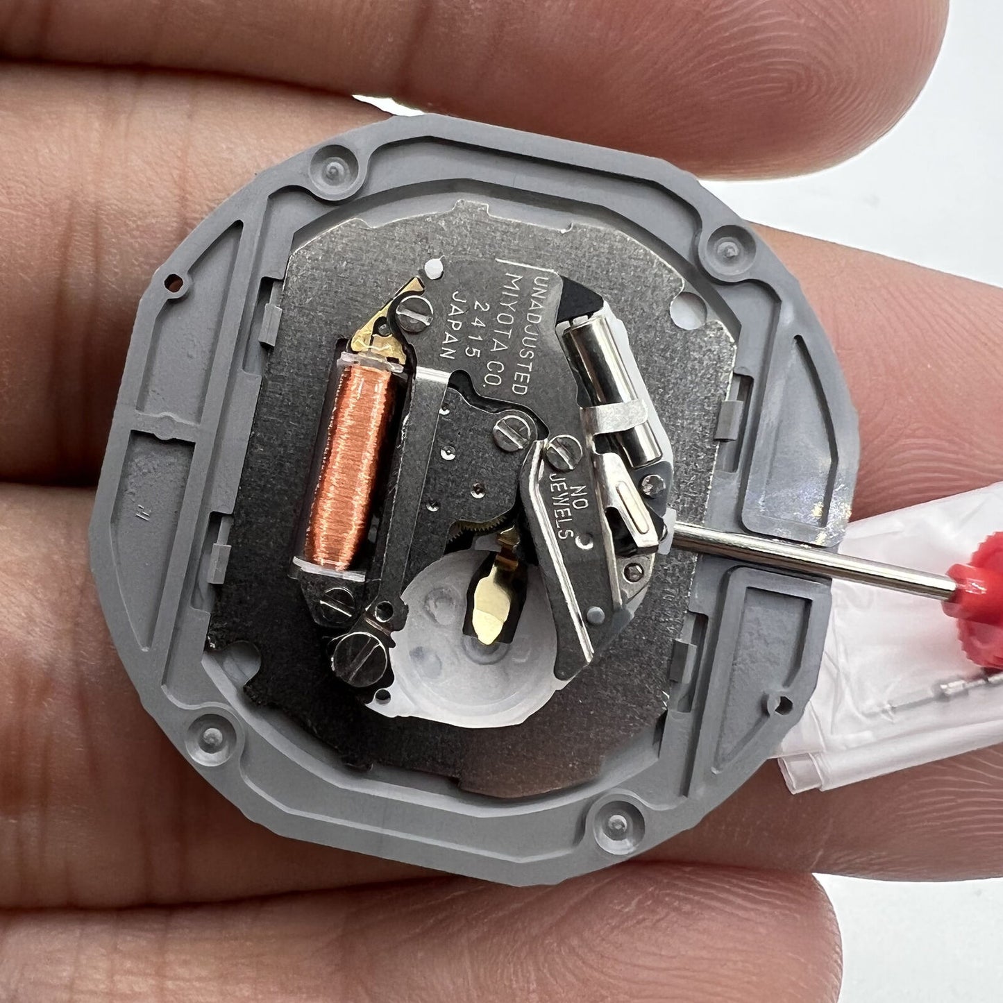 Miyota 2415 Japan-made watch movement featuring precise quartz date display at 3 o?clock for enhanced timekeeping.