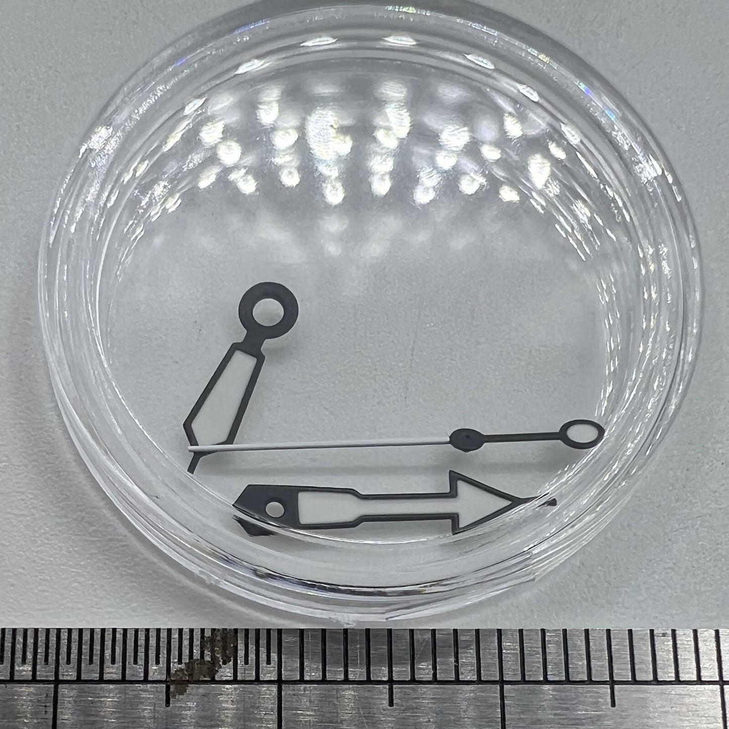 Uhrzeiger, 13 mm, grüne Leuchtmasse, schwarzer Rand, weiß lackiert, Pfeilform für NH35/36