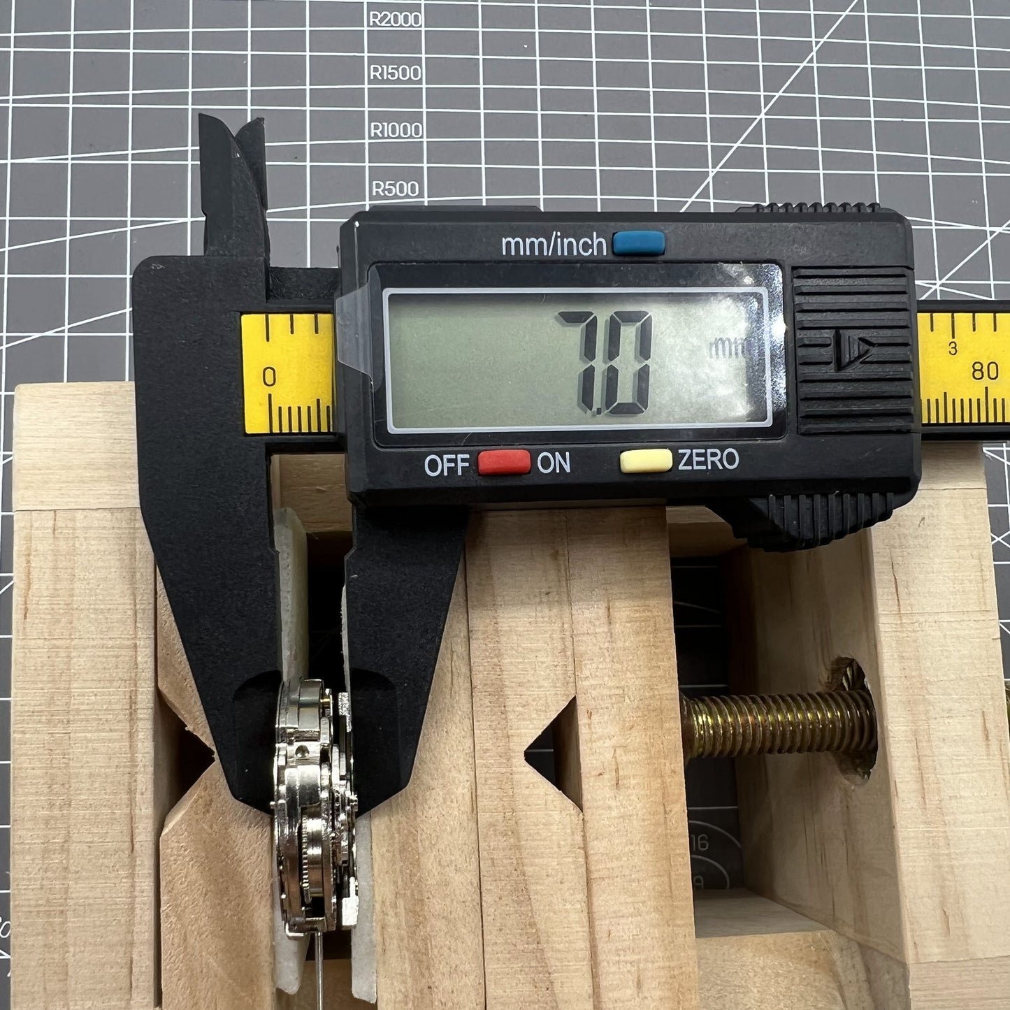 26.5mm Dandong 7120 automatic watch movement with multi-function features for precise repairs.