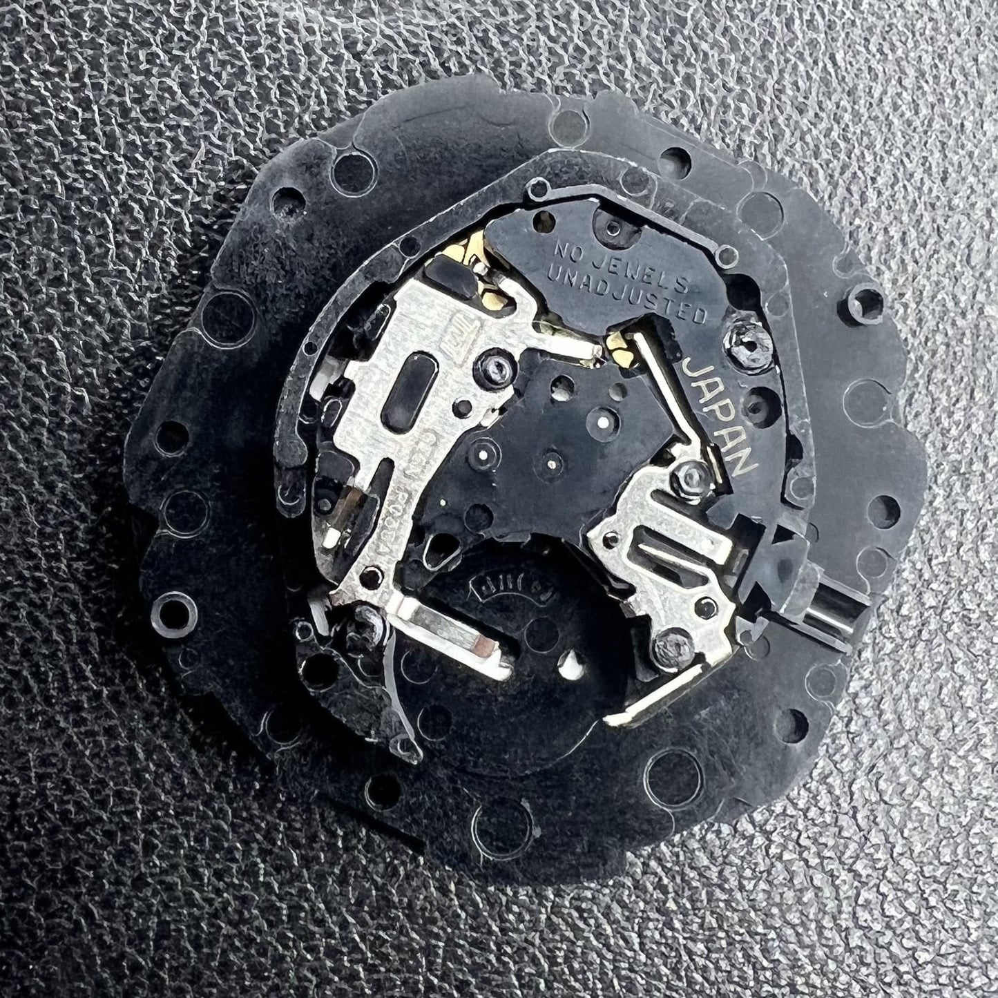 Epson PC33 watch movement with double calendar date at 3, precision Japanese watch part.