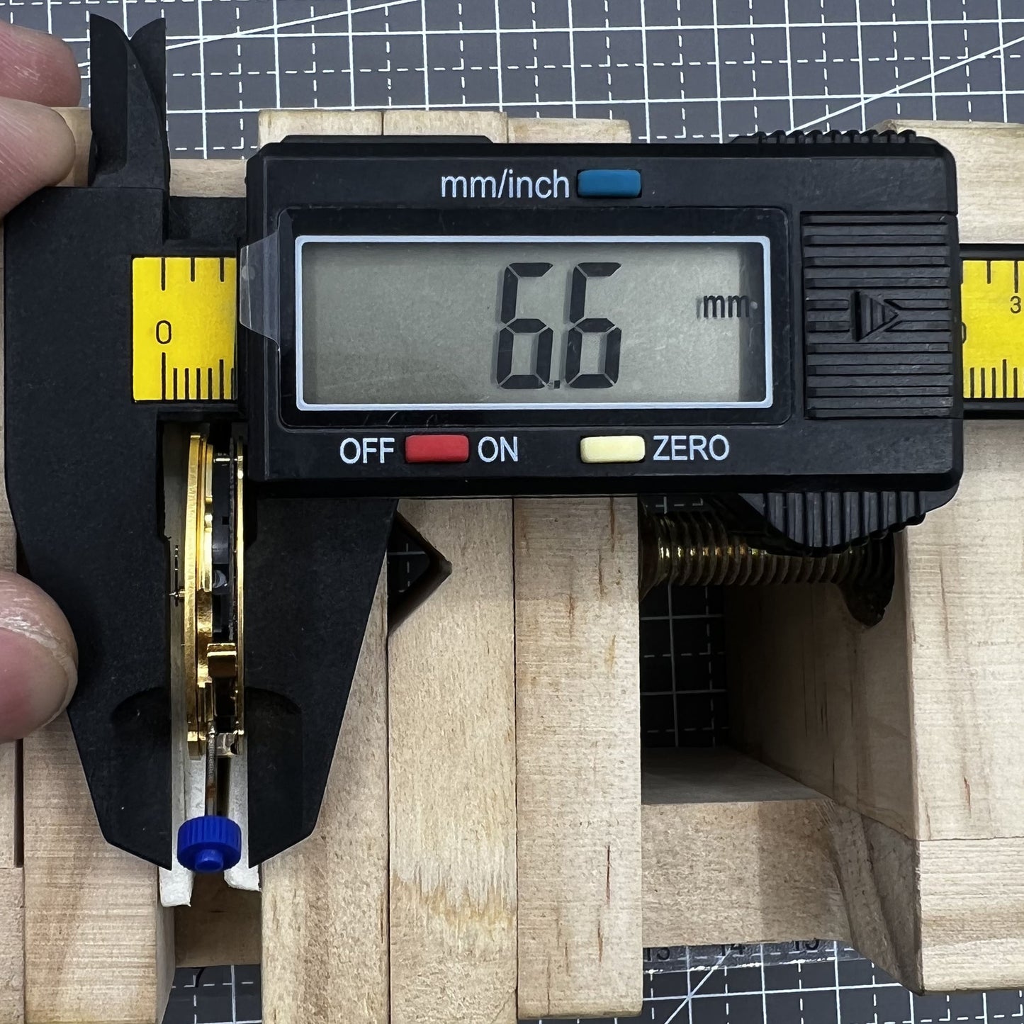 Schwarze Datumsscheibe bei 4 Uhr mit Swiss Made Ronda 5030D Quarzwerk von Uhrteil