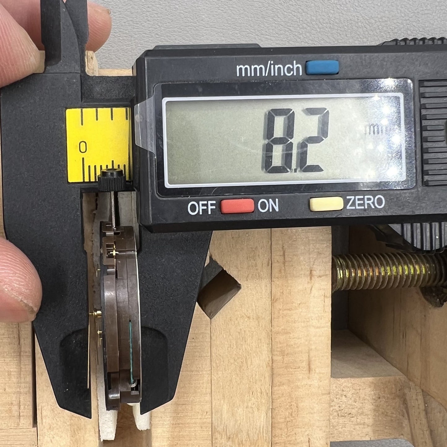 Swiss ETA G10.712 quartz watch movement with 3 hands and date, precise replacement for G10.711 models.