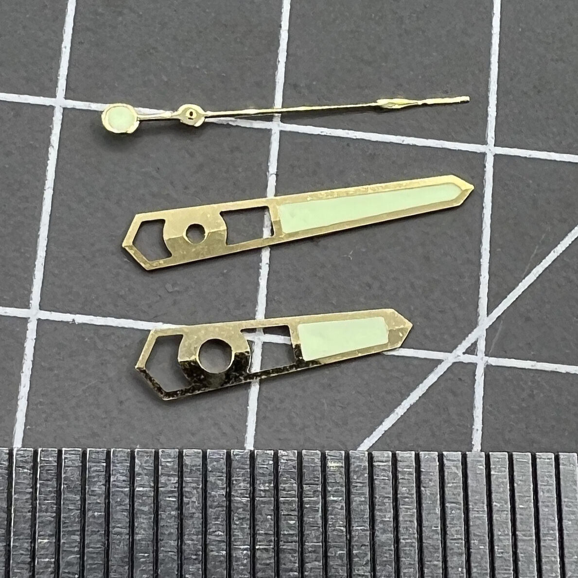 13 mm hohle, goldene Zierleisten, grüne Leuchtzeiger für das mechanische Uhrwerk NH35 NH36