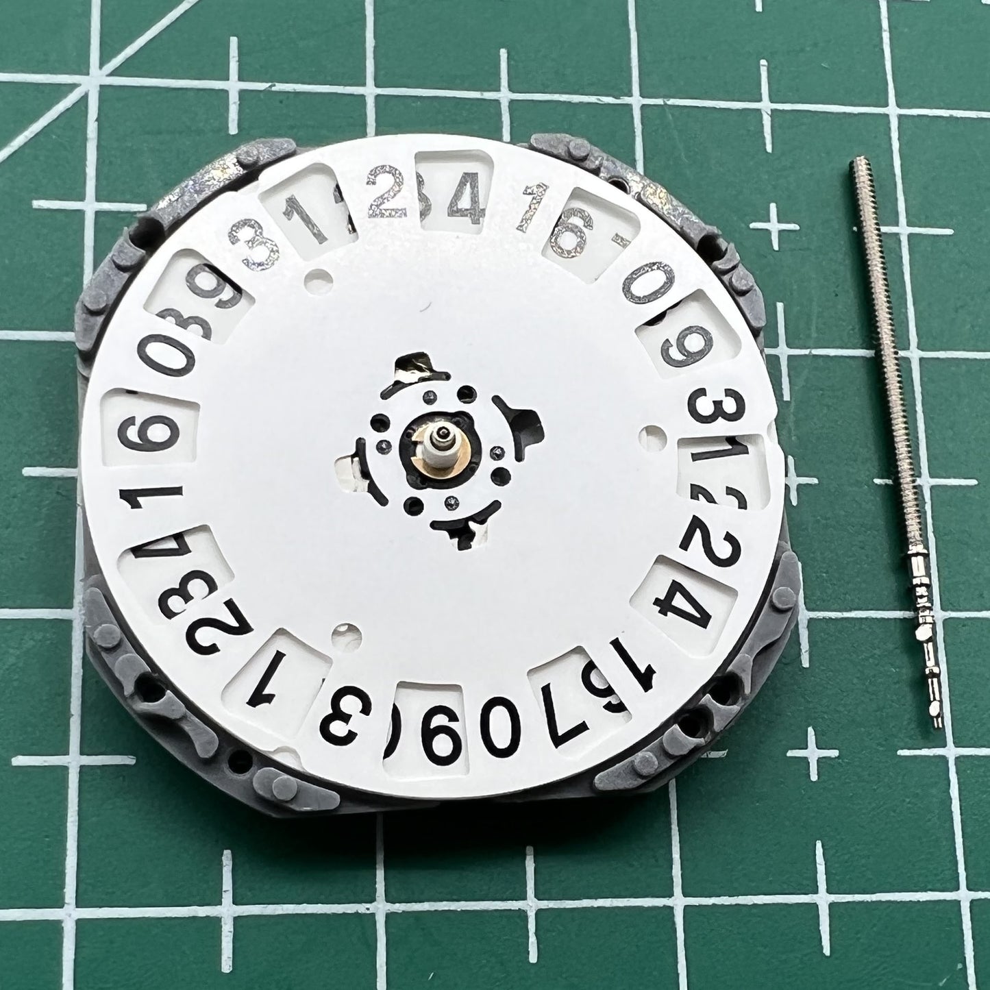Hattori Epson TMI VJ76 quartz watch movement with date display at 6 and 12, Japan made.