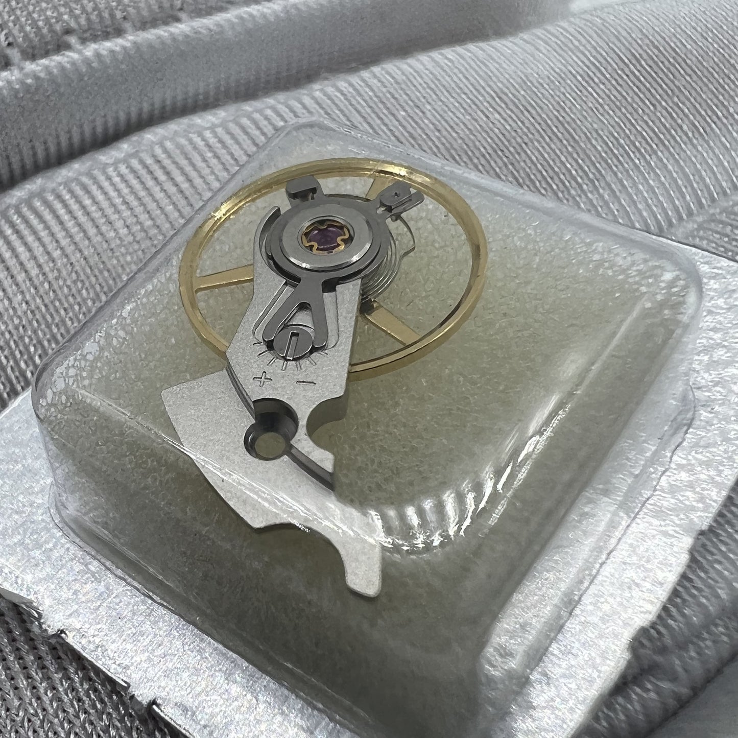 Attelle de balancier de montre en argent sans veines pour mouvement <tc>ETA</tc> 2824 2836
