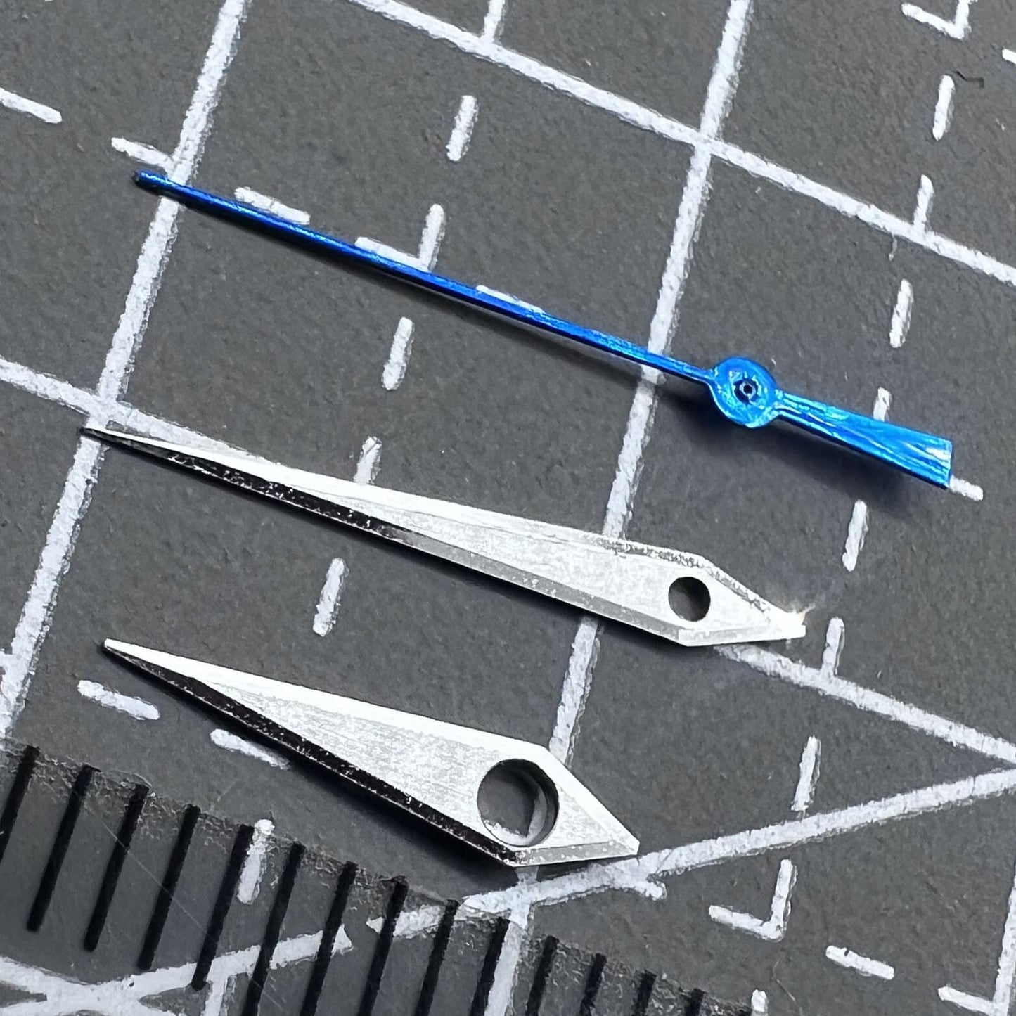 12,5 mm silber + blau gebürsteter Prozesssäumer ohne Leuchtzeiger für Seiko NH35/36
