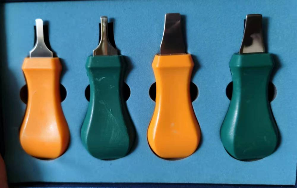 Set of 4 Snap-on pry knives for watch case removal, durable bezel opener tools for watch repair.