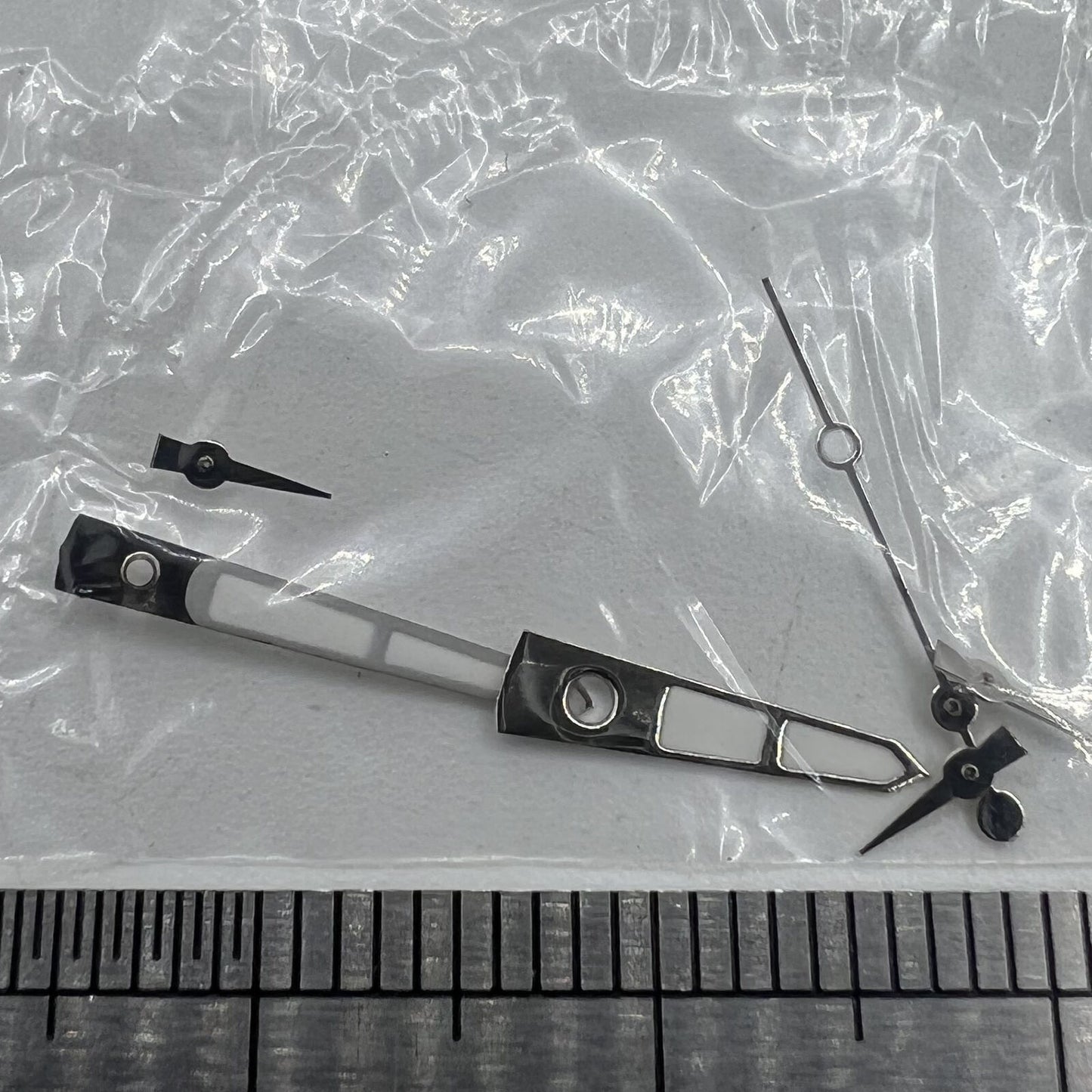12,5 mm Uhrzeiger, grün leuchtend, silberner Rand für ISA 9232 Quarzwerk