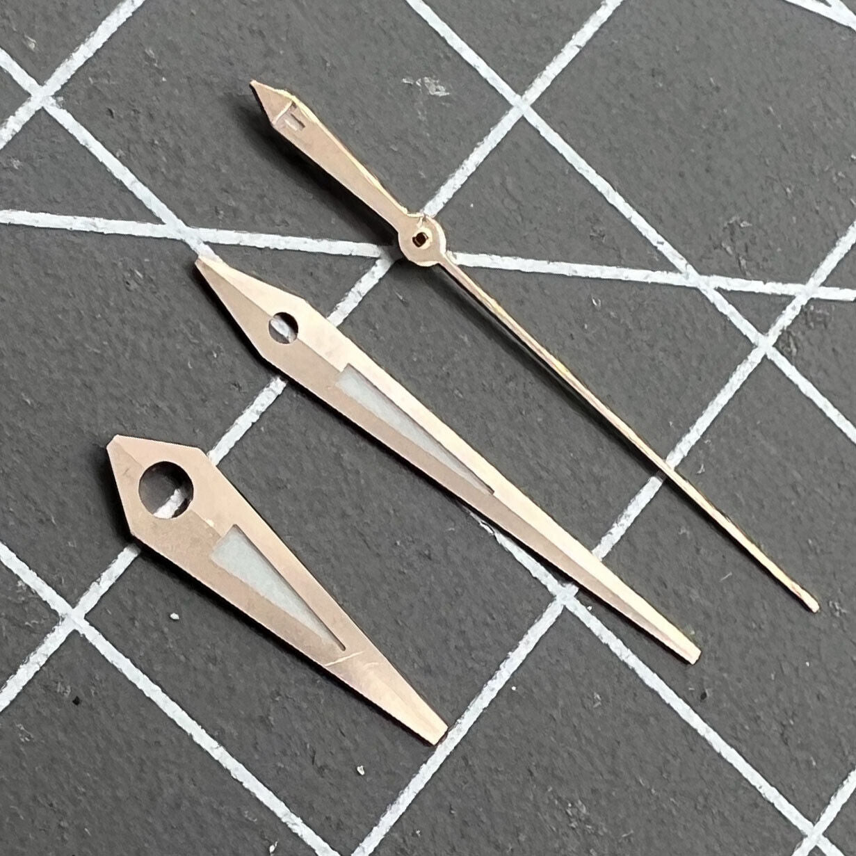 Aiguilles de montre luminescentes vertes avec garniture dorée rose pour ETA2834, compatibles avec la montre T035