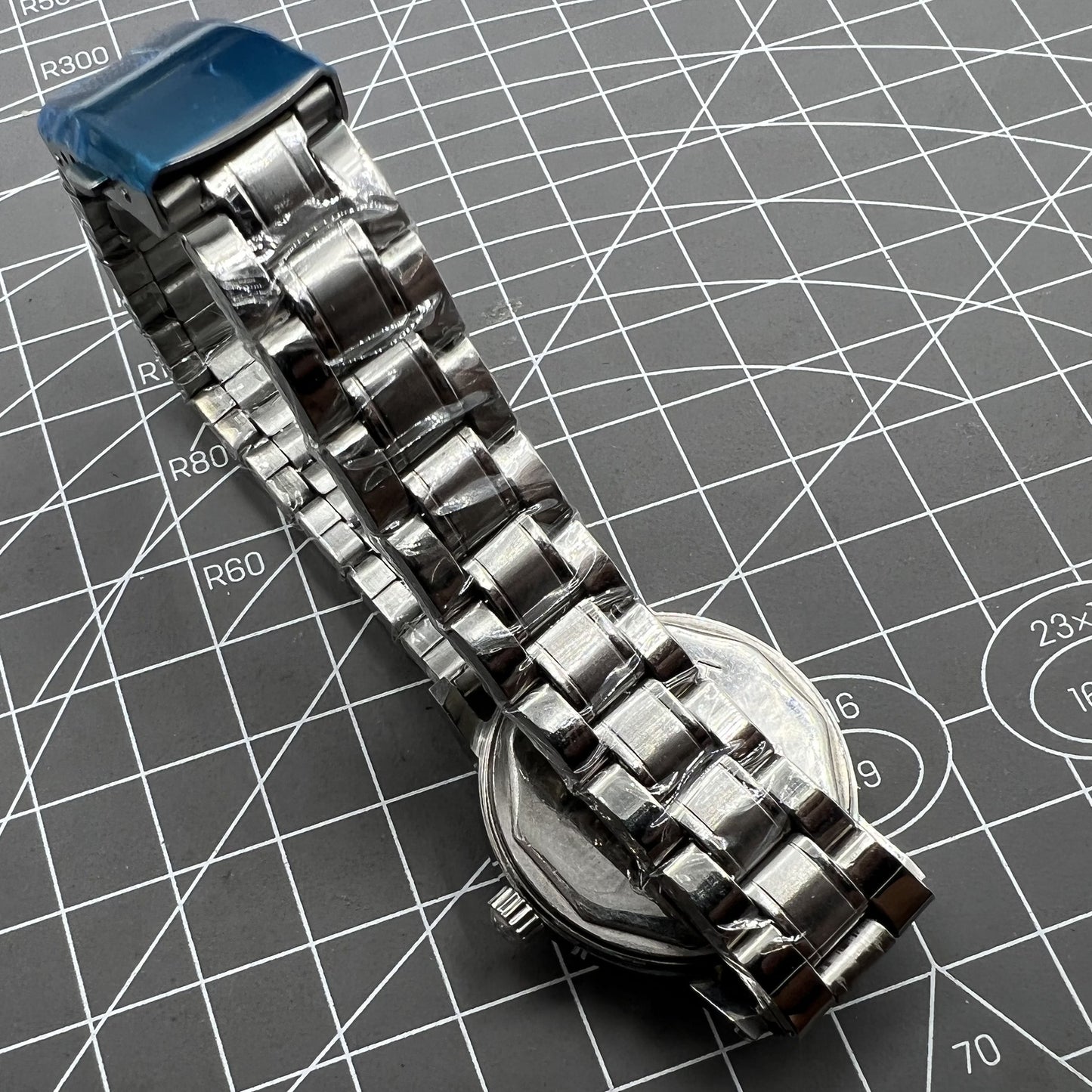 33mm Shanghai manual mechanical watch with single calendar, 17 jewels, shock-resistant design for classic timekeeping.