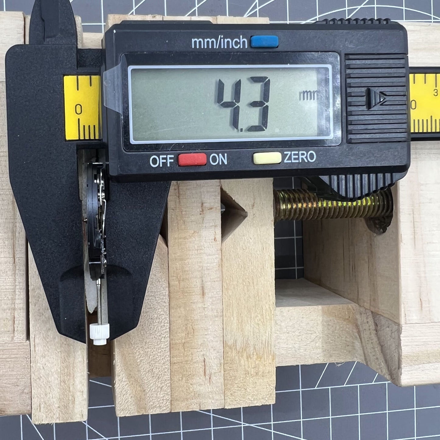 ISA 307 Quarzuhrwerk, Datum bei 6, alter Lagerbestand, original, brandneu