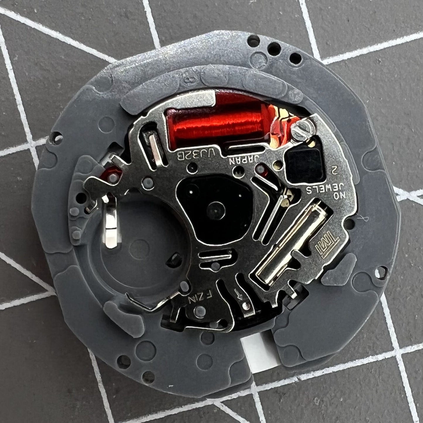 Epson VJ32B quartz watch movement with single calendar at 3 o'clock, reliable Japan-made timekeeping component.