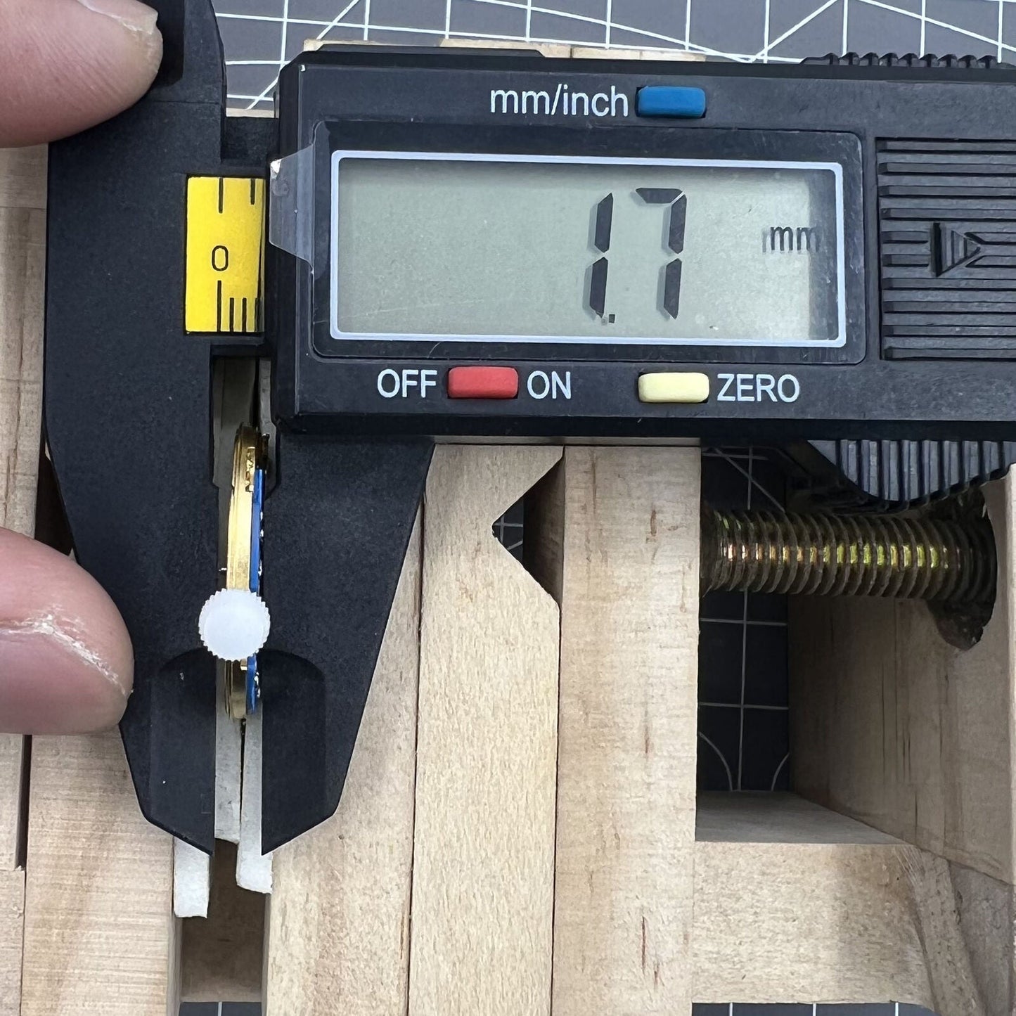 ETA 955.412 quartz watch movement featuring three hands and date display at 3 o'clock for accurate timekeeping.