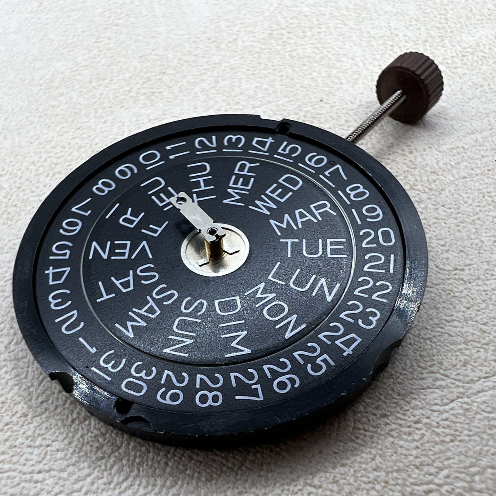 Swiss Ronda 517 quartz watch movement with 3 hands and double calendar, black disk for accurate timekeeping.