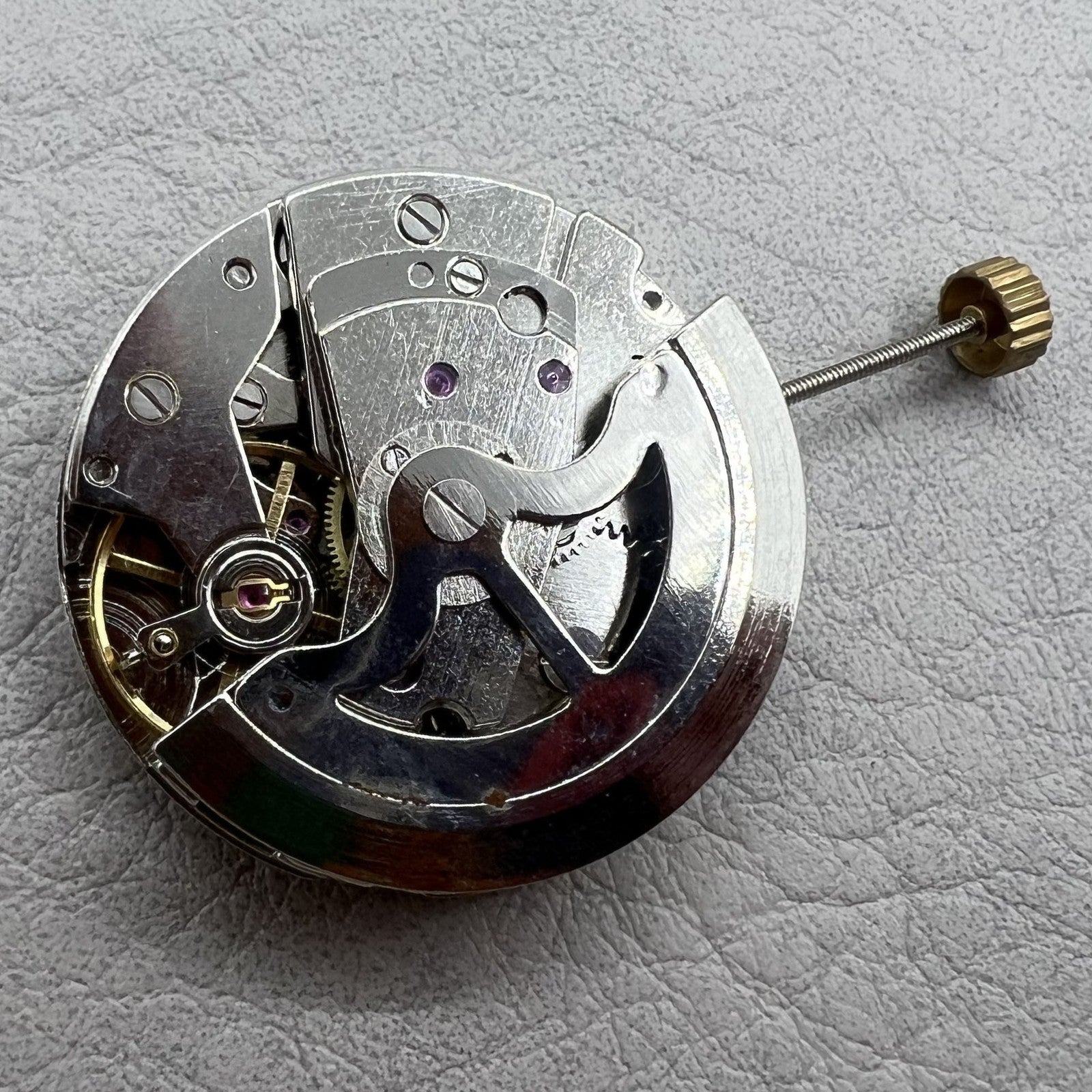 Dandong 7120 automatic watch accessory with mechanical movement and single calendar display.