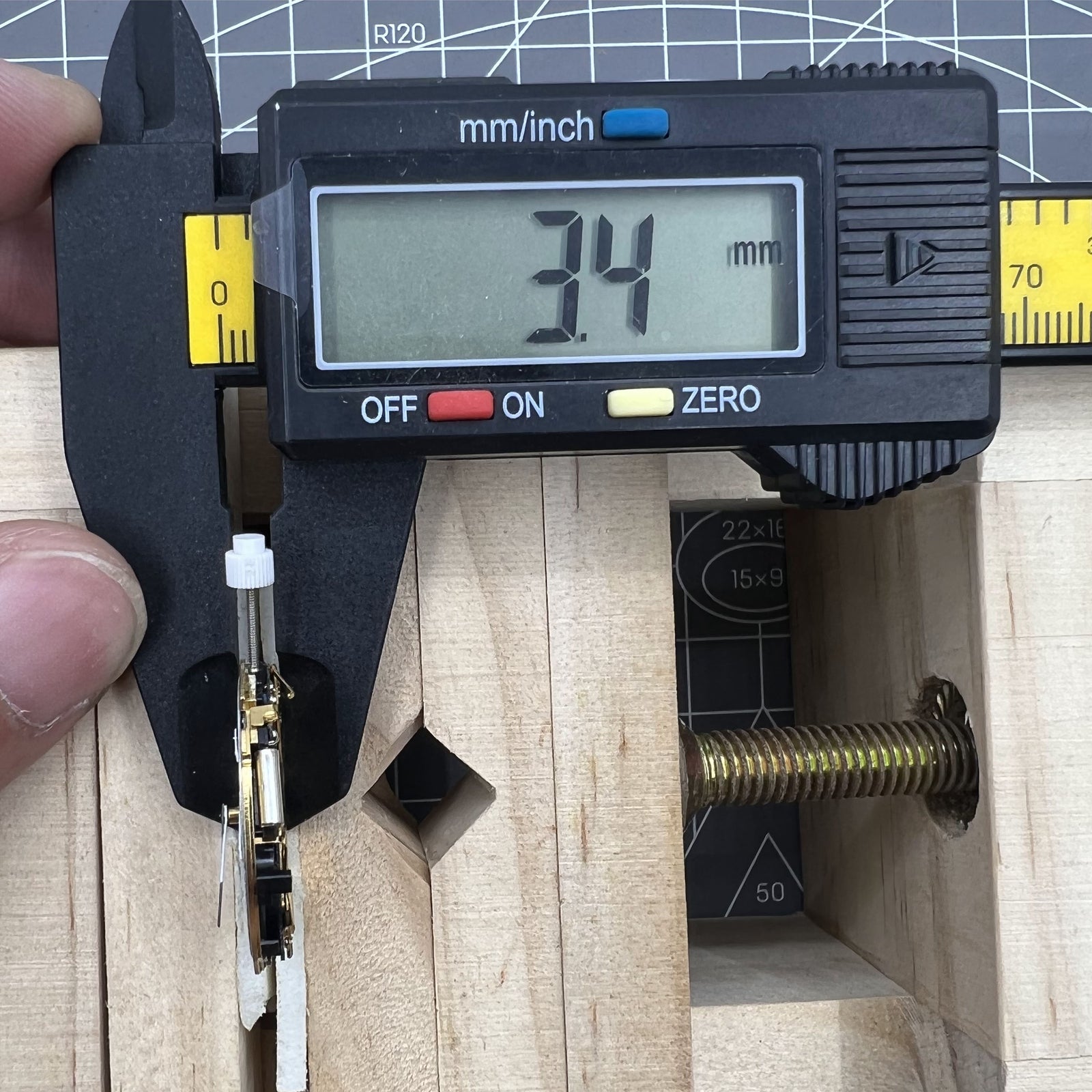 ISA 8171 Swiss quartz watch movement with date at 4, six hands on white dial by ISA.