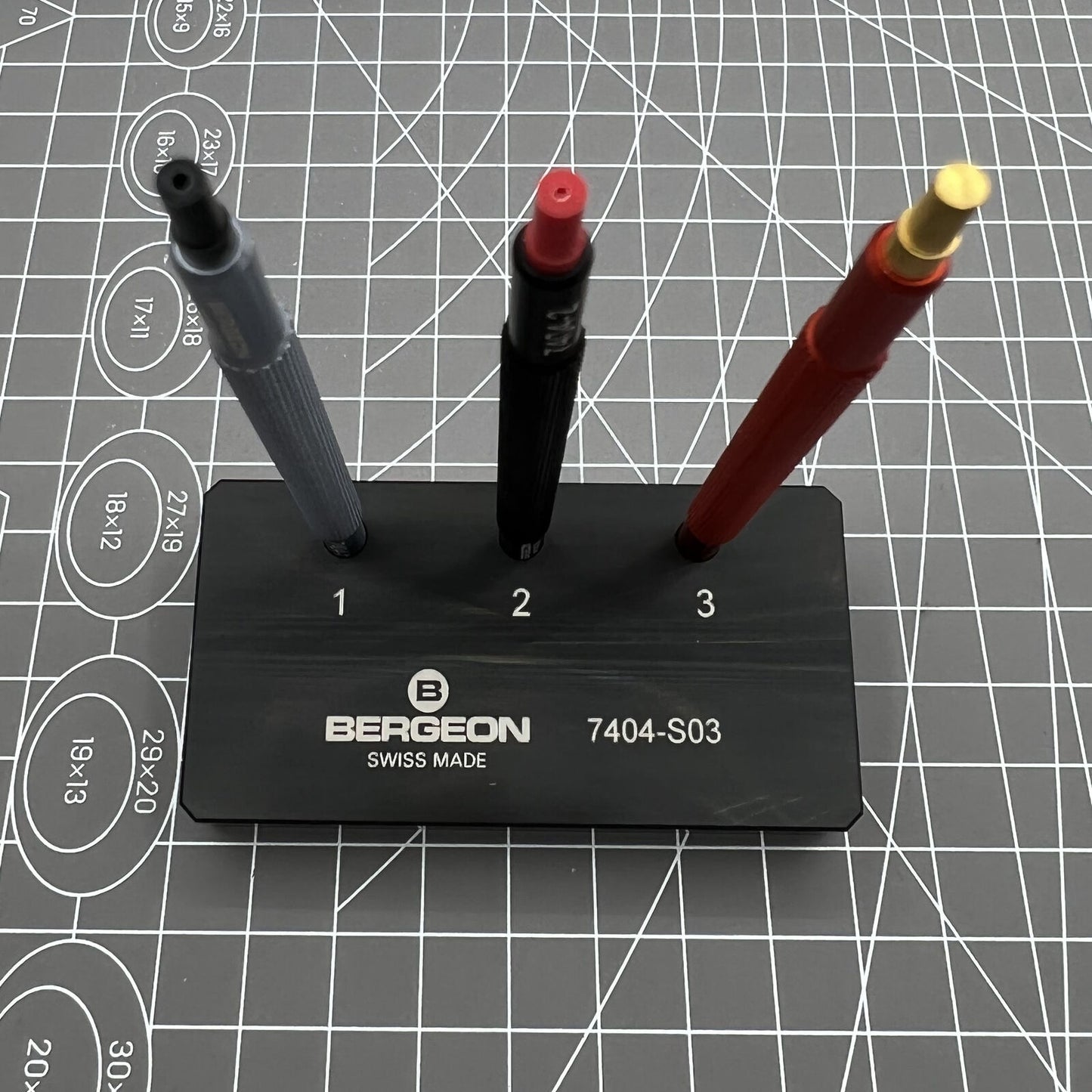 Outils de montage d'aiguilles de montre Bergeon 7404-S03 (lot de 3) avec base, fabrication suisse